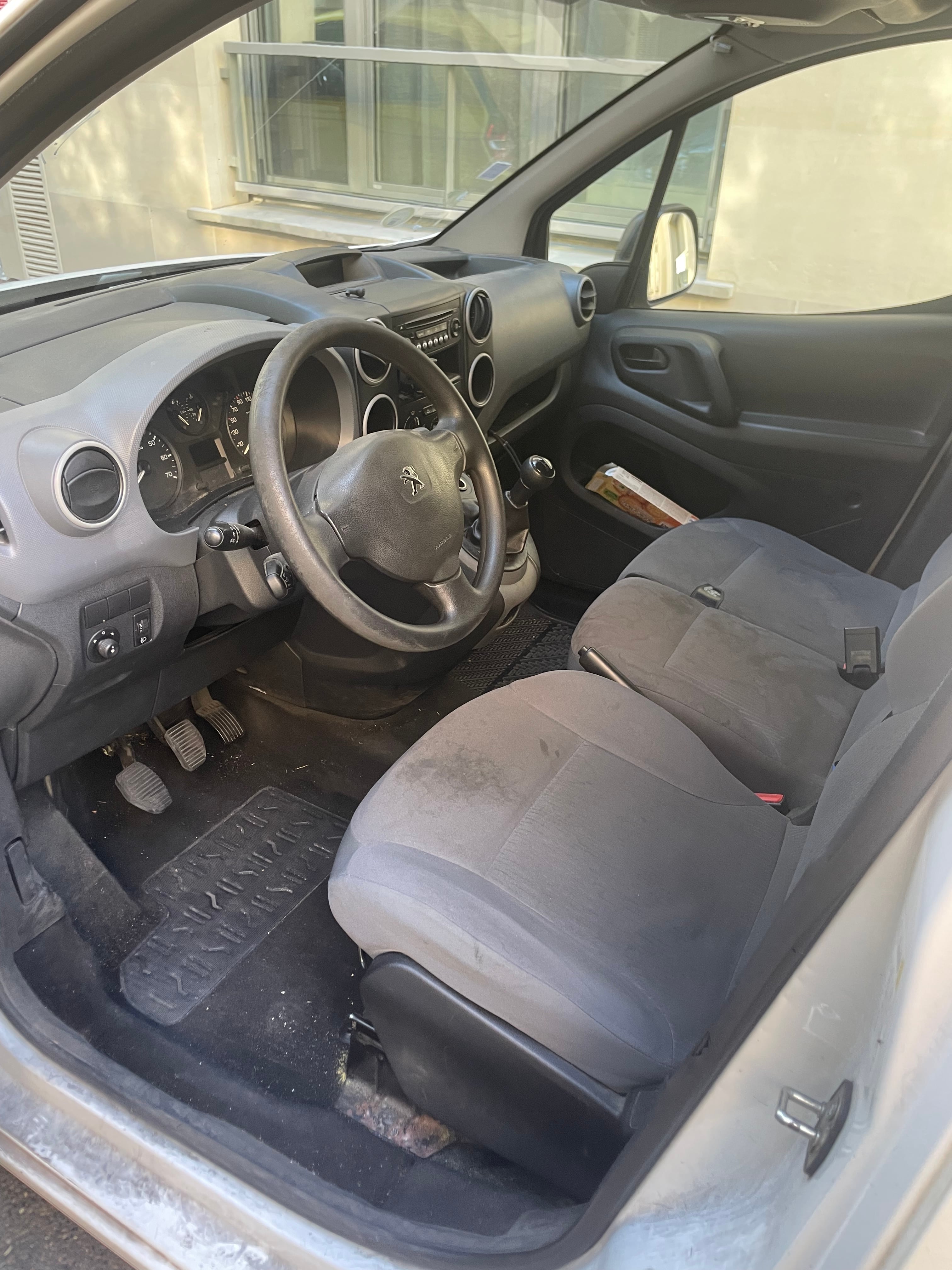 Peugeot Partner avec Autoradio