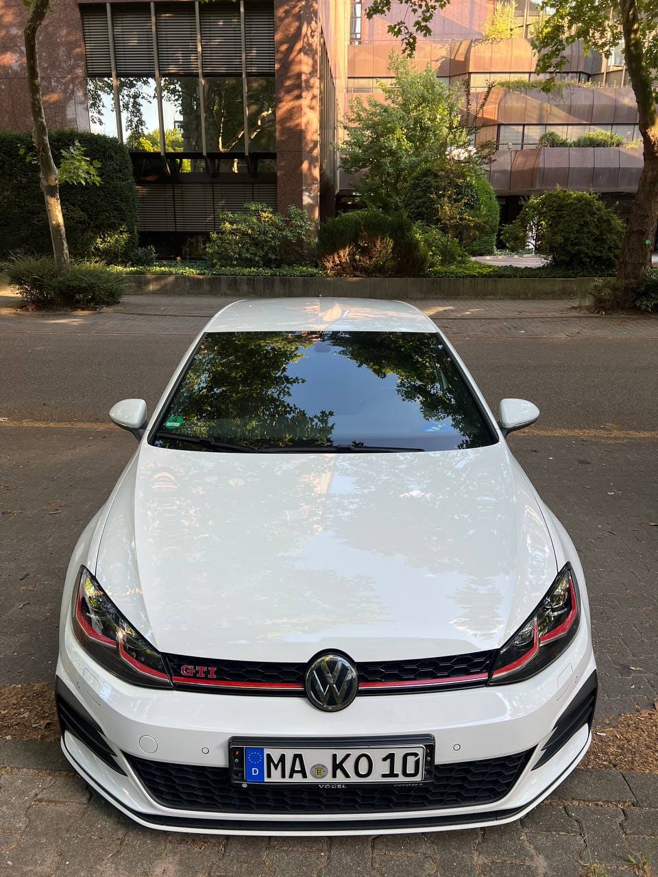 Volkswagen Golf GTI mit Kindersitz