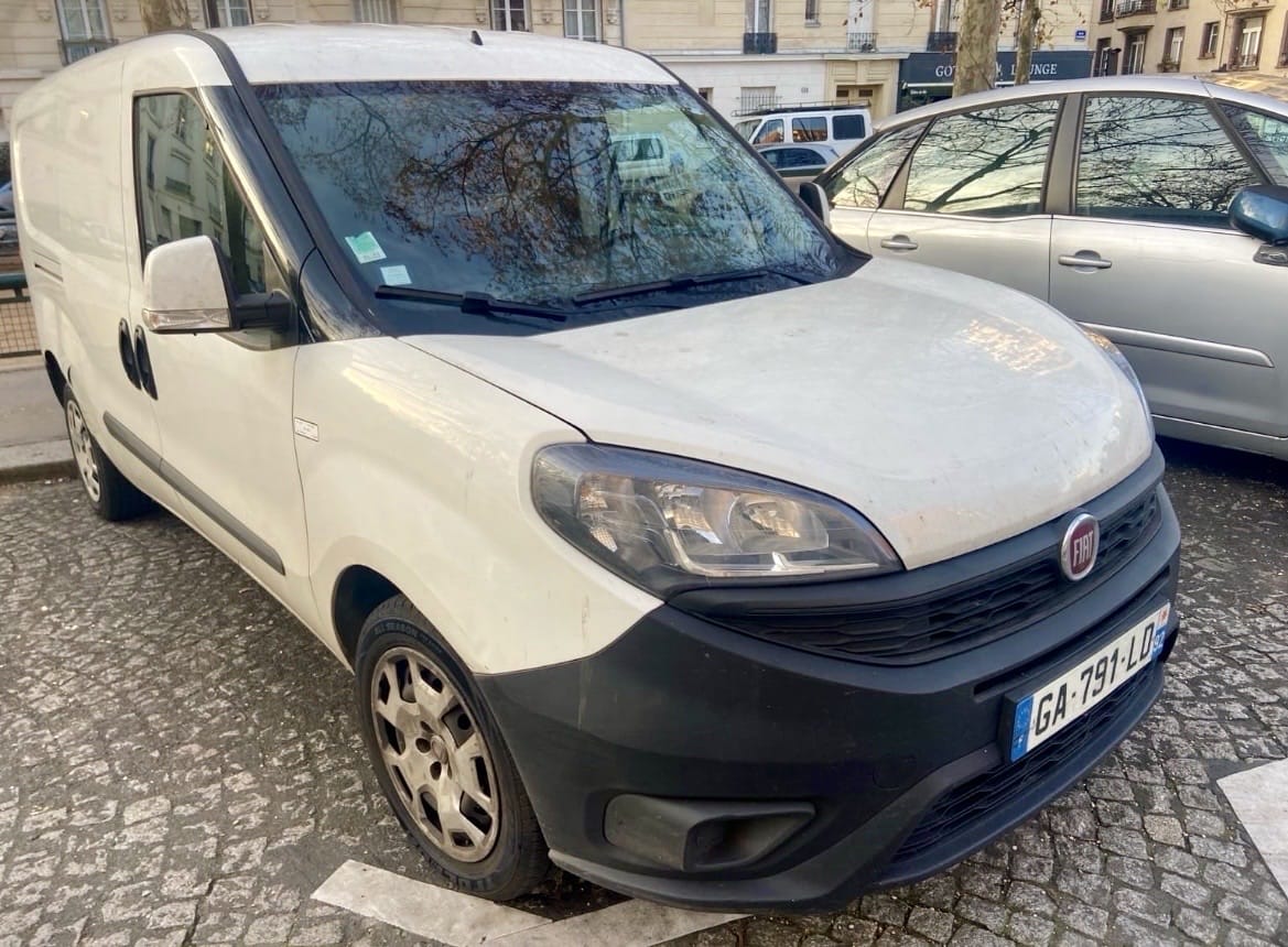 Fiat Doblo Cargo Maxi (=rallongé) essence/GNV (GA791) (clim, 3 places, GPS, USB,  ...) avec Entrée audio / iPod