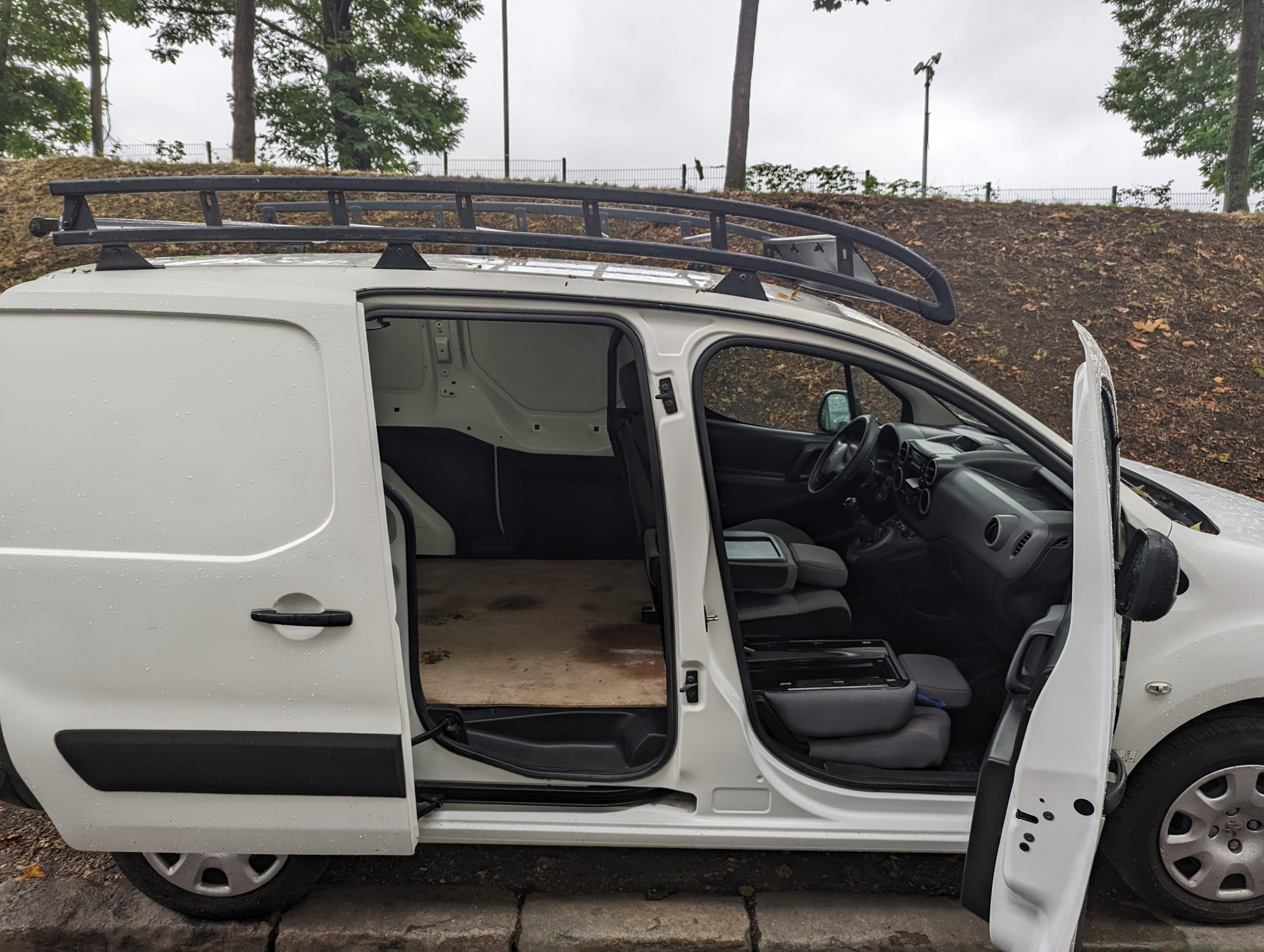 Peugeot Partner Fourgon avec Coffre de toit