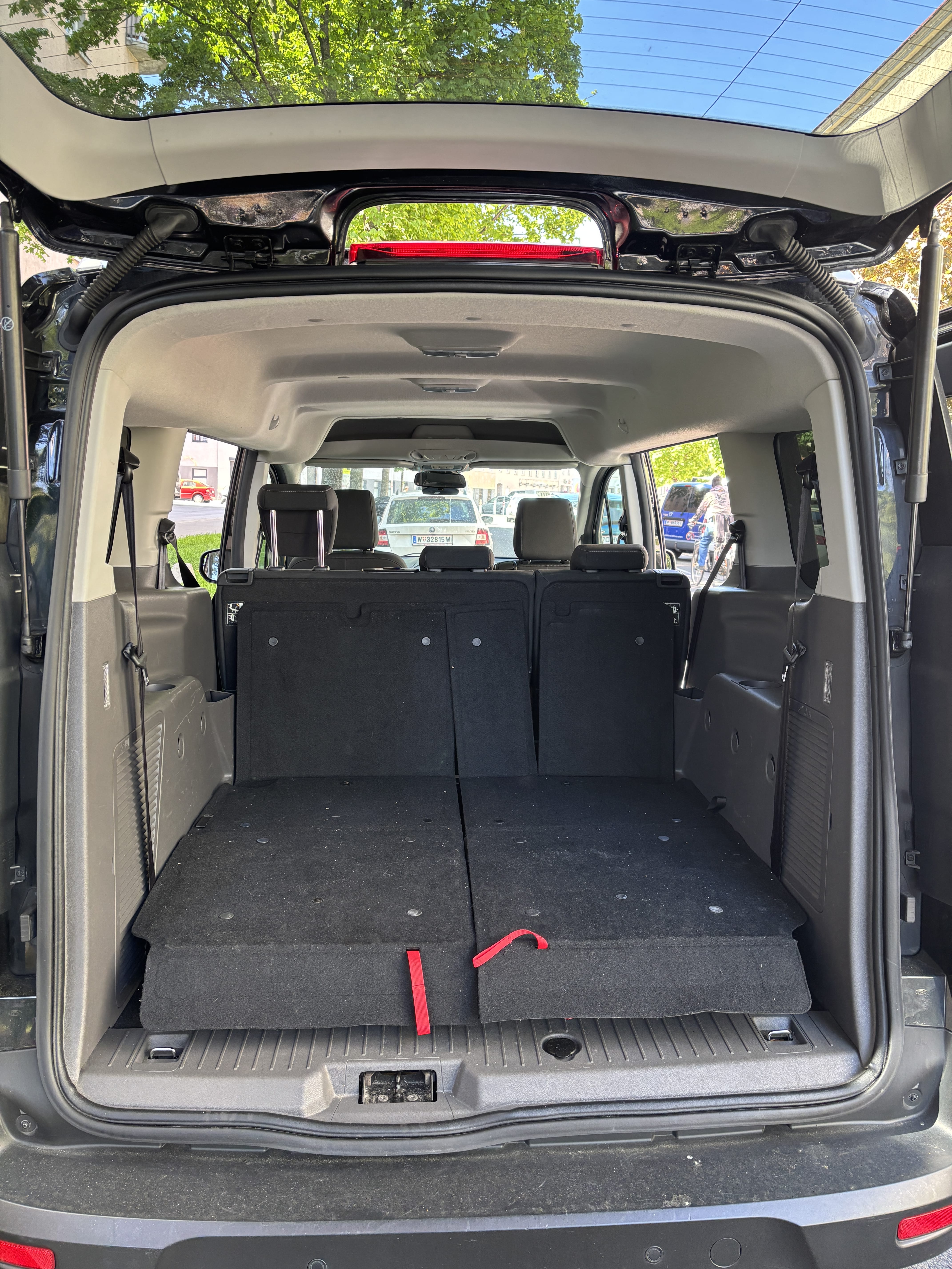 Ford Grand Tourneo mit Navigationsgerät