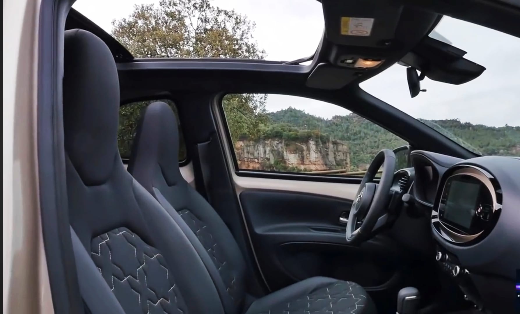 Toyota Aygo X Cross Chic -OPEN Air- med Apple CarPlay
