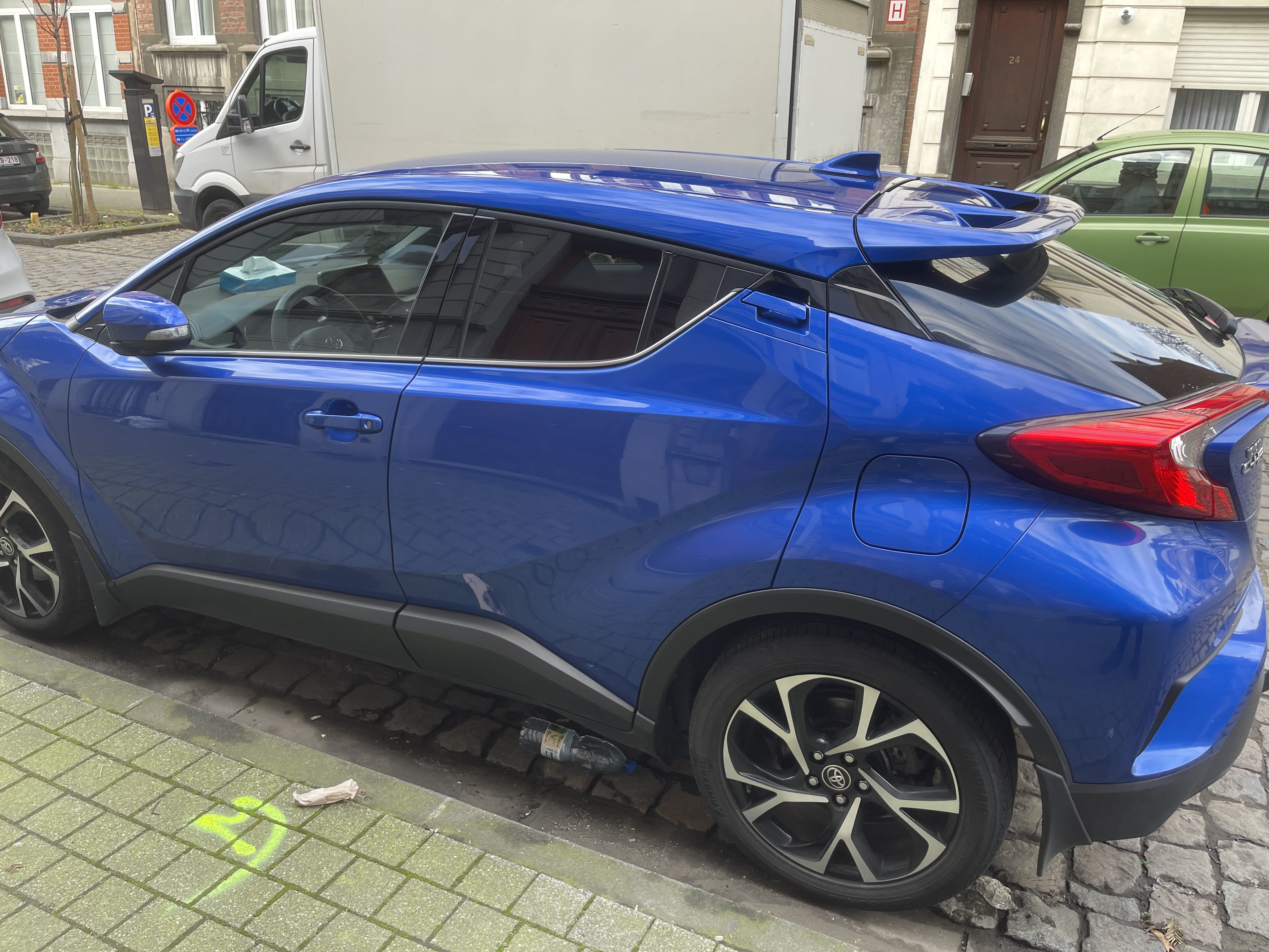 Toyota C-HR SUV 1.8i hybride avec Climatisation