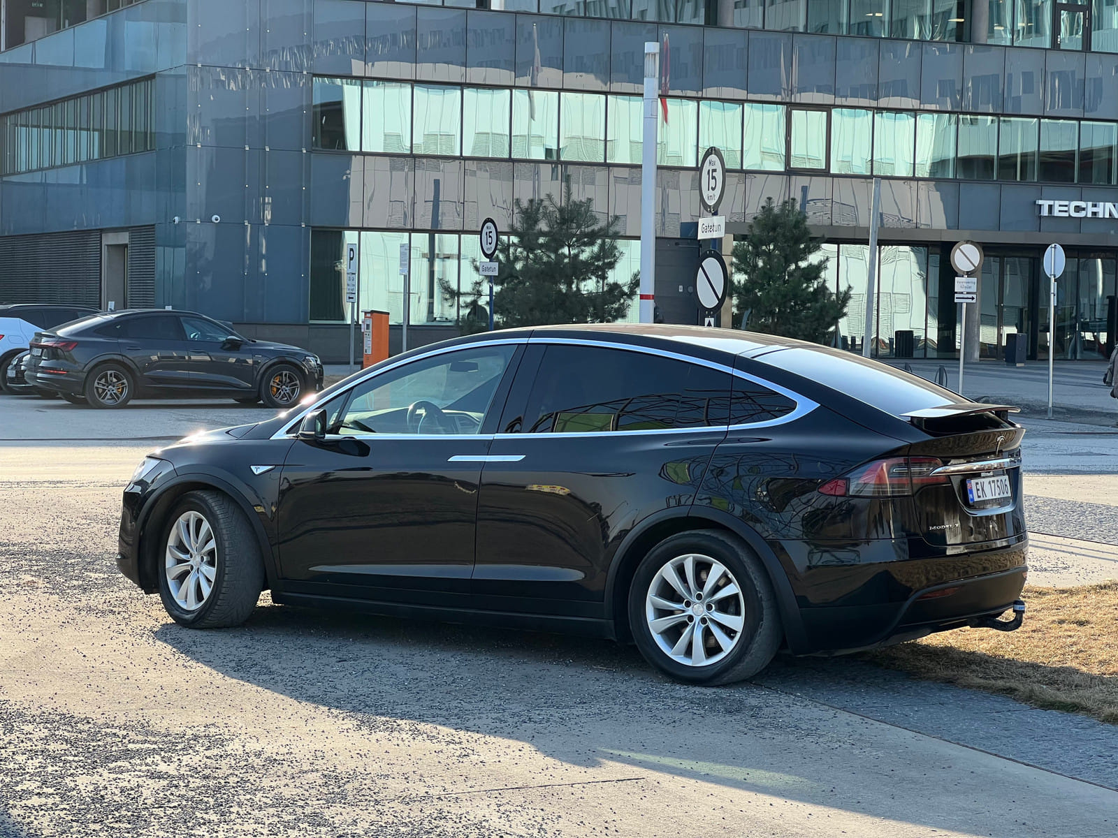Tesla Model X  Gratis lading med GPS