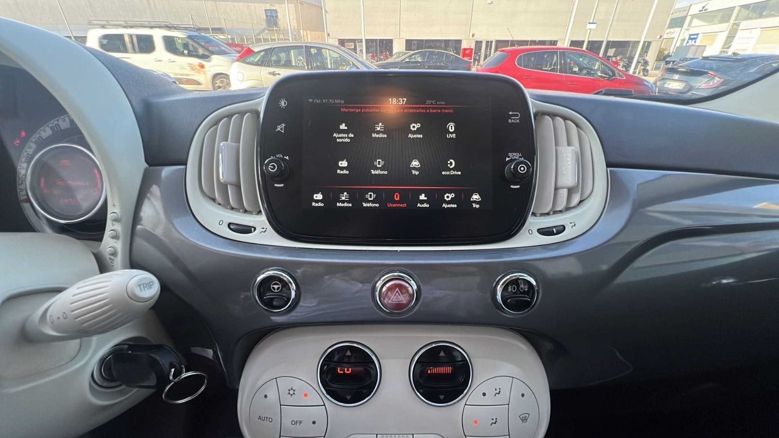 Fiat 500 con techo solar met Apple CarPlay