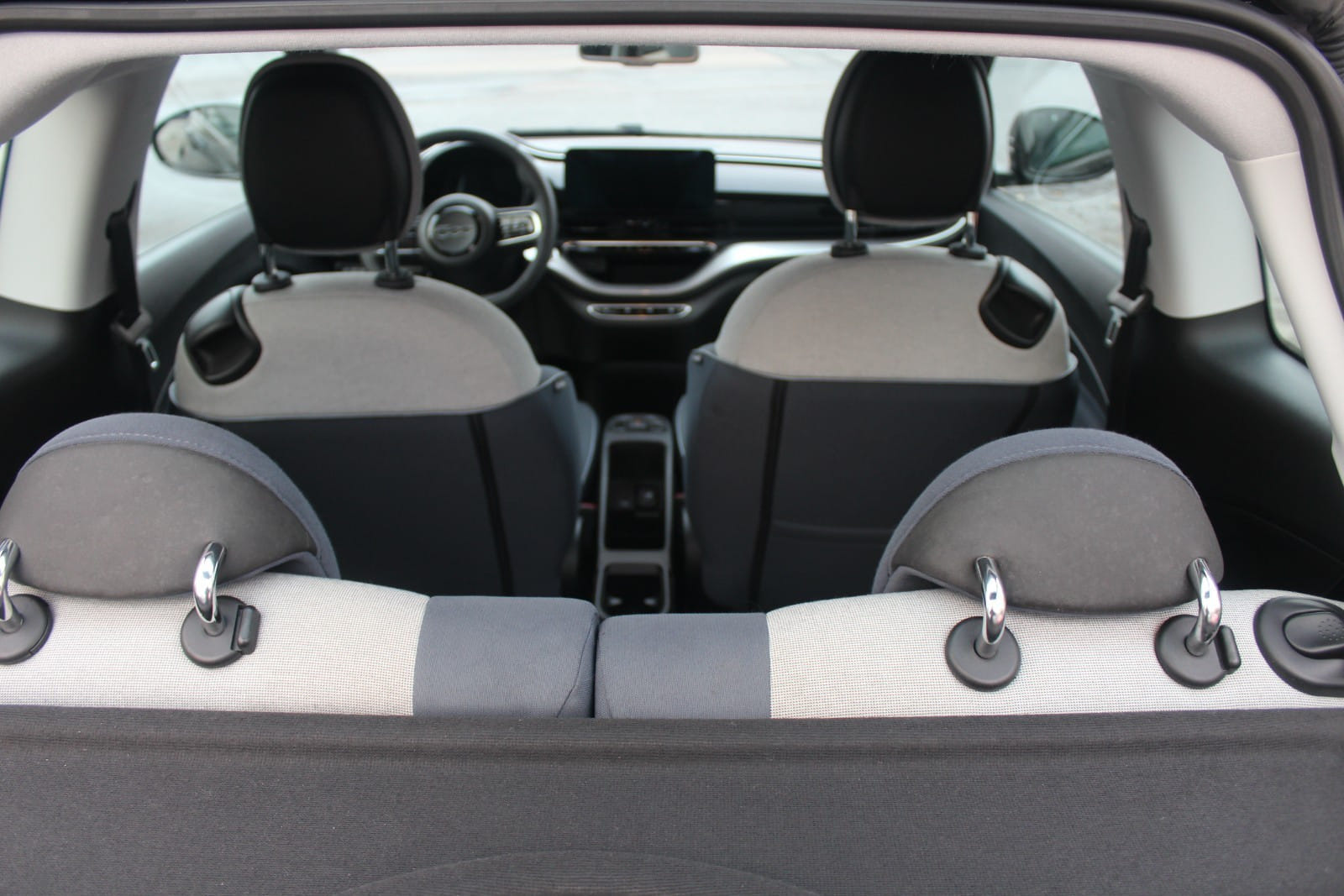 Fiat 500e mit Navigationsgerät