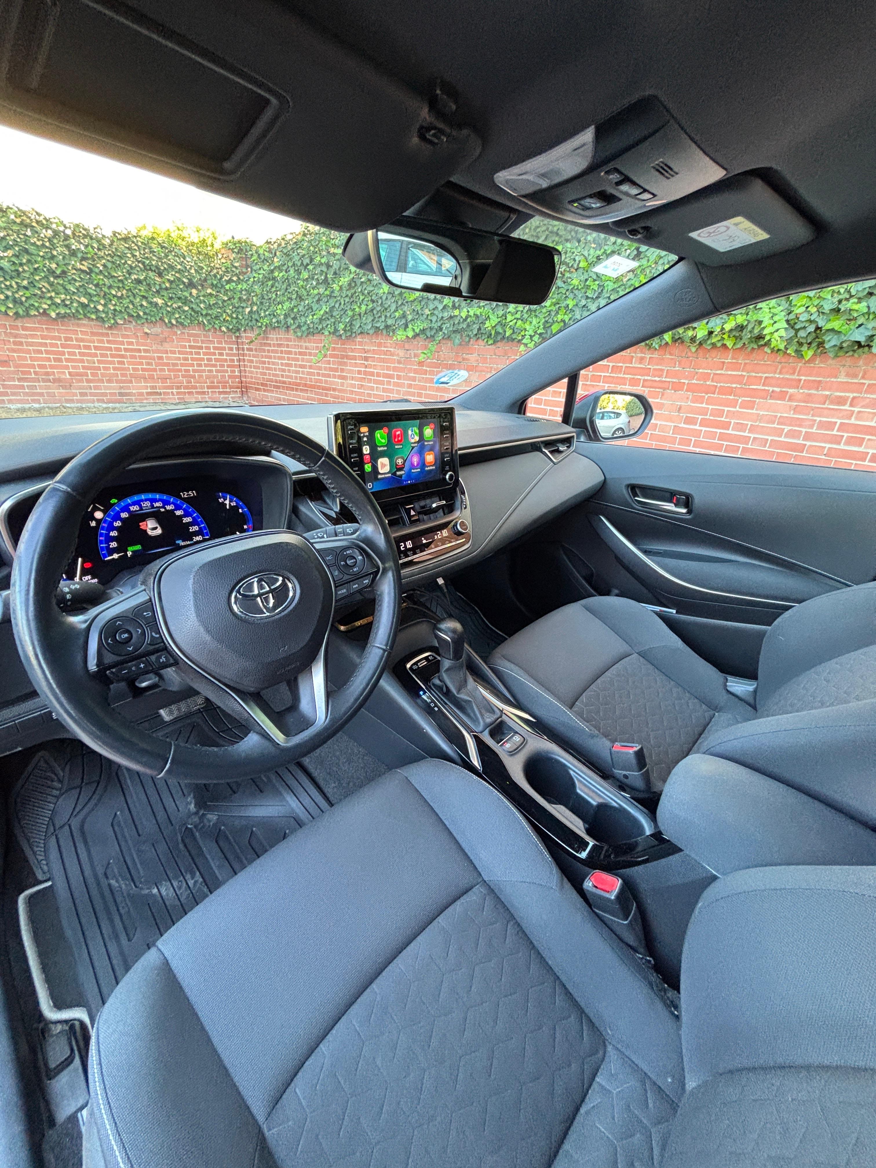 Toyota Corolla Híbrido con Silla infantil