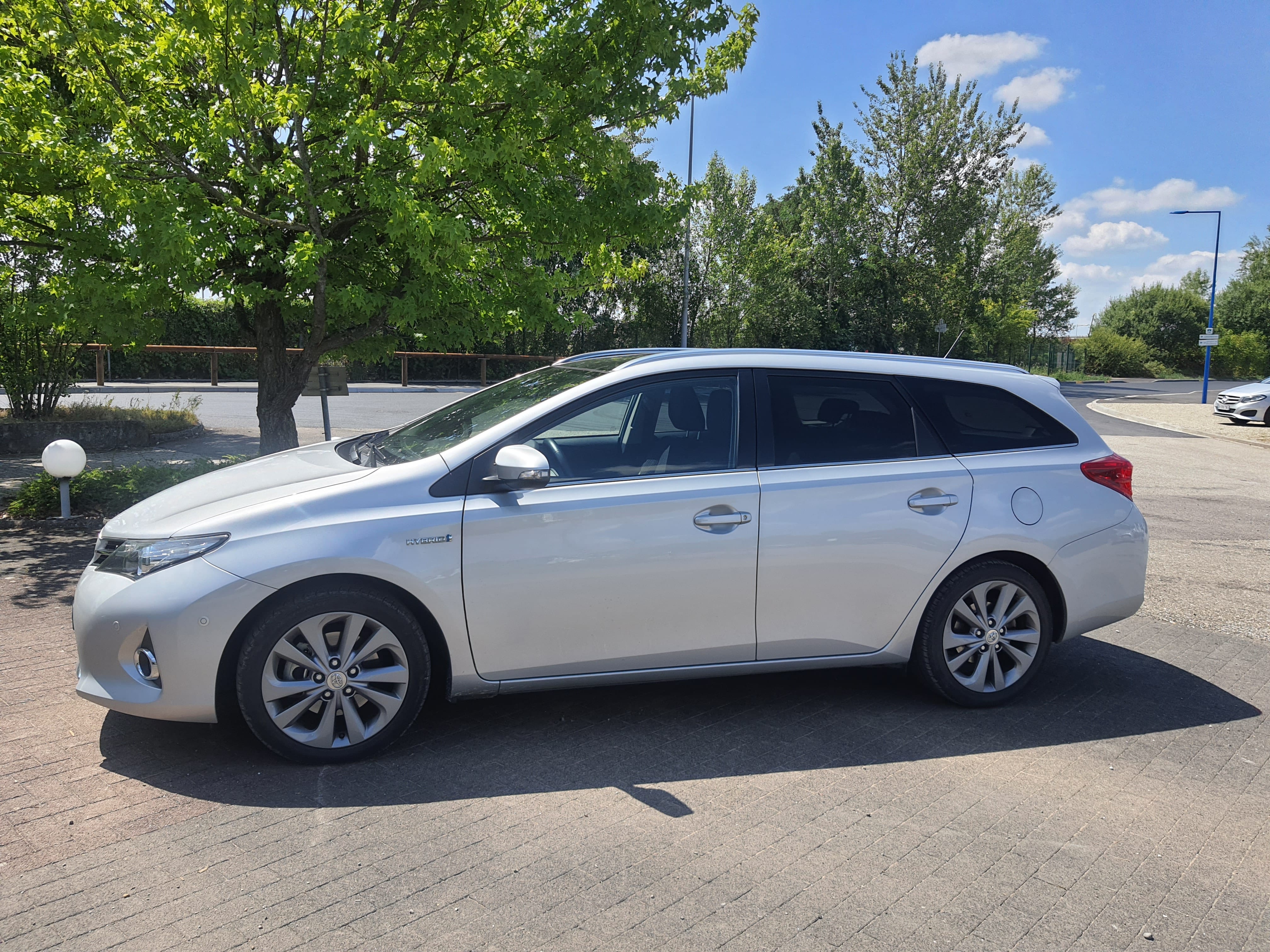Toyota Auris 1.8 hybride E10 avec Climatisation