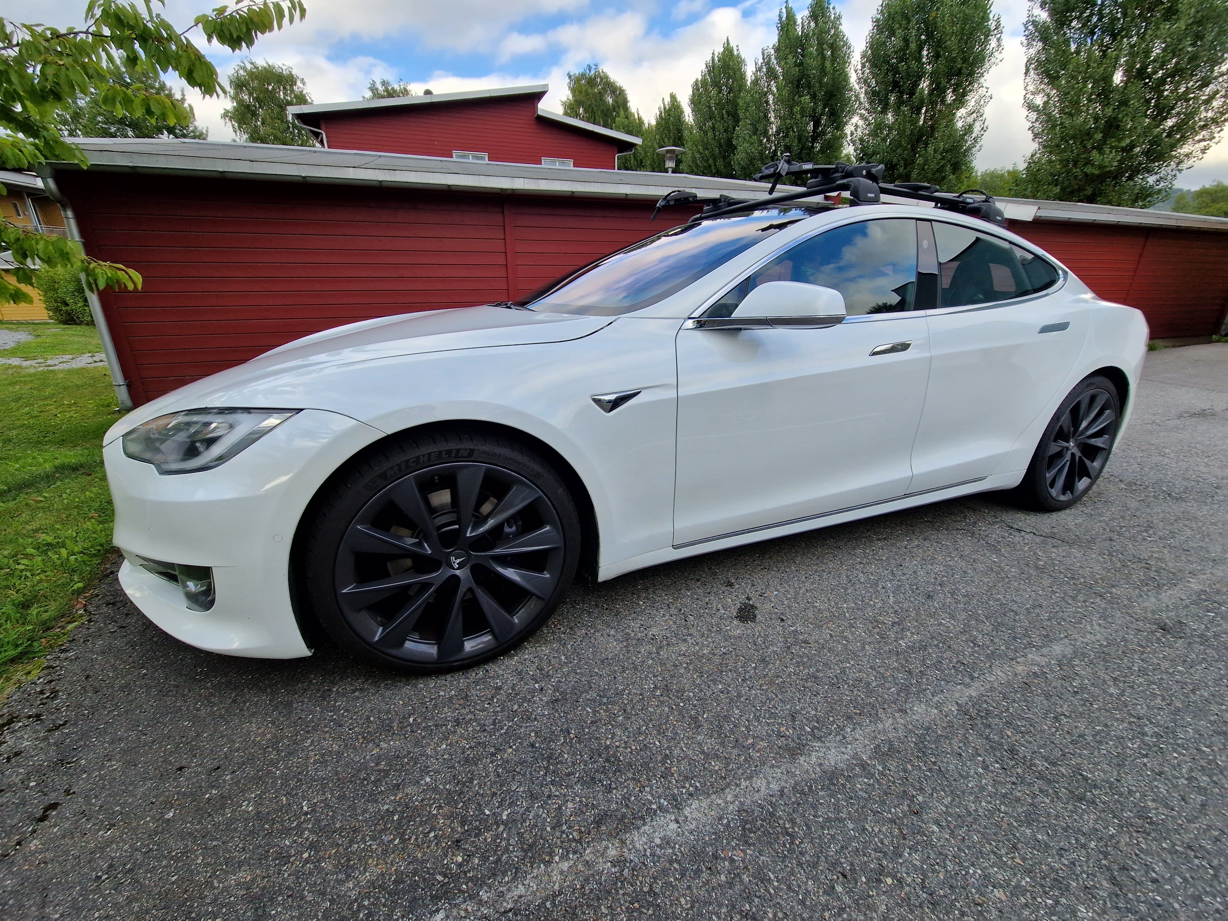 Tesla Model S med Skistativ