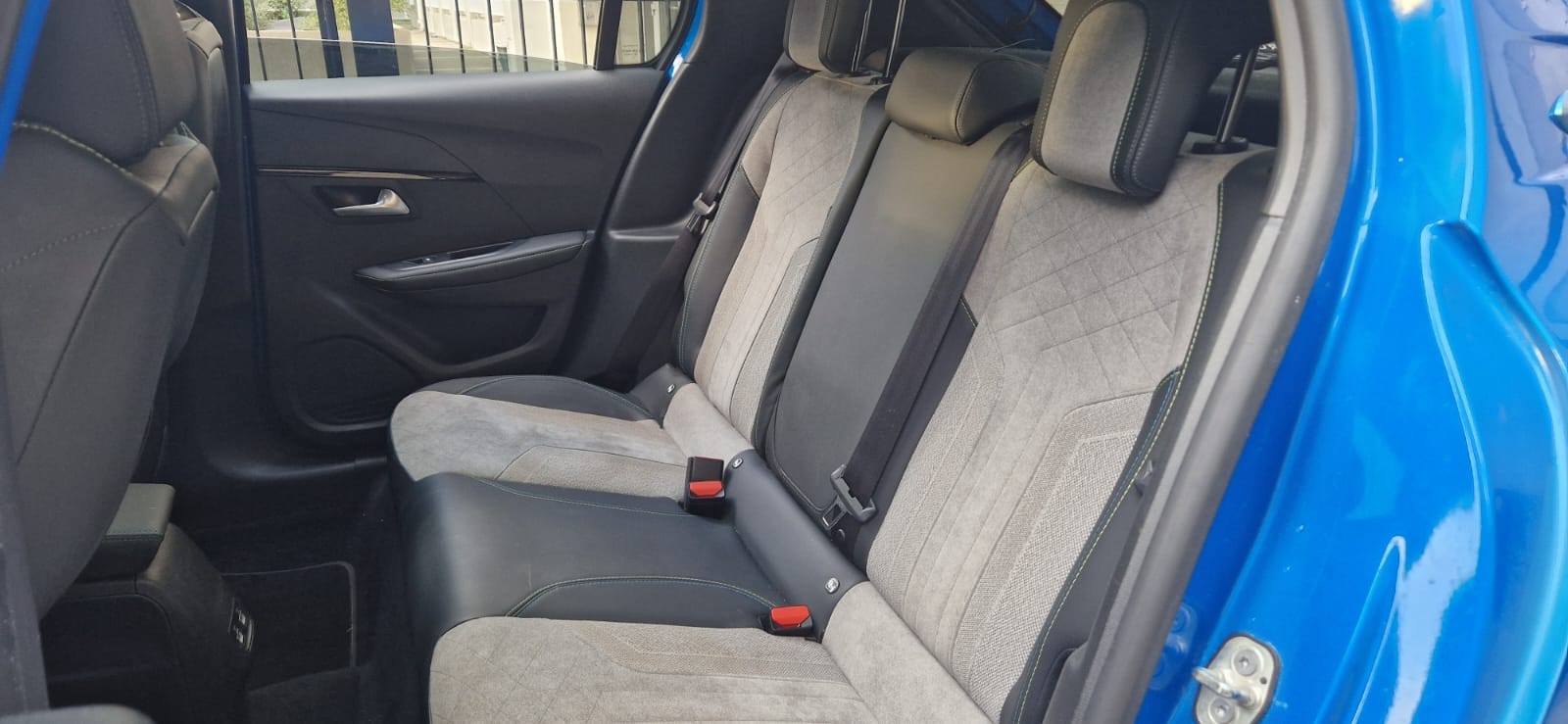 Peugeot 208 GT TOUTE OPTION 50 kWh – 100 % électrique, stationnement gratuit avec Audio Bluetooth
