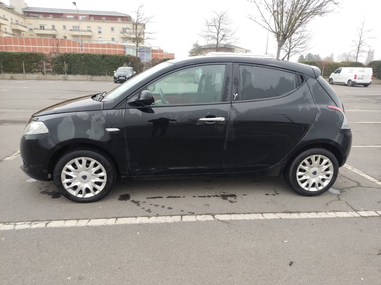 Lancia Ypsilon 1.2 essence 70 cv avec Climatisation