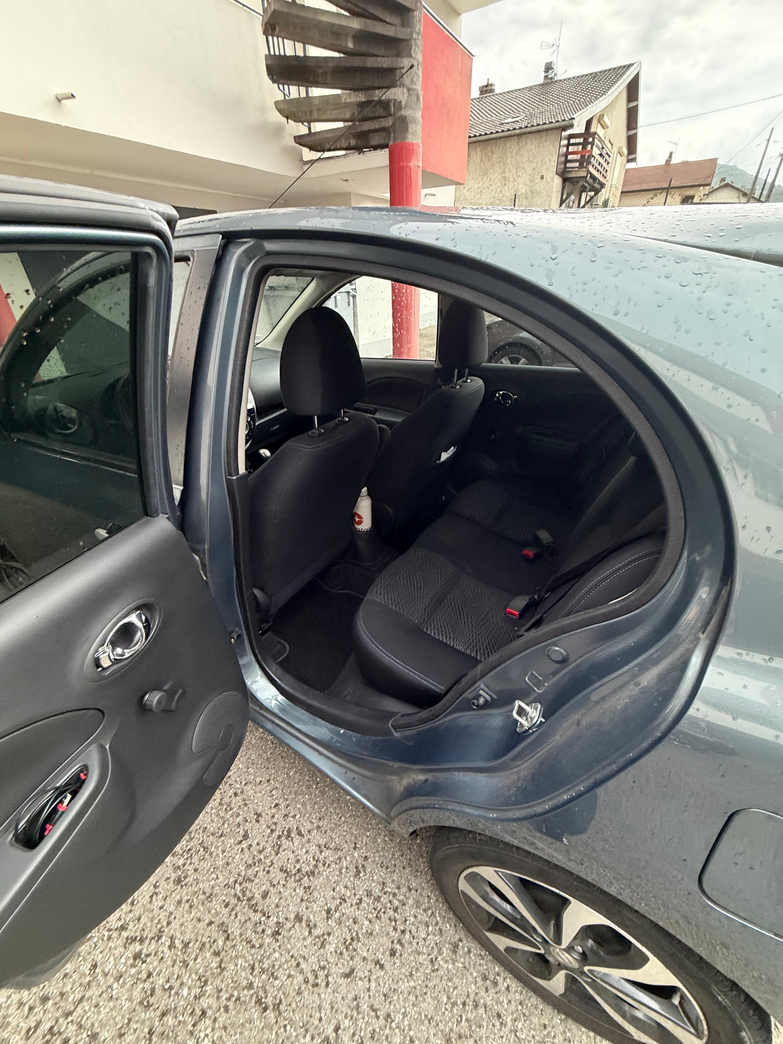 Nissan Micra avec Autoradio