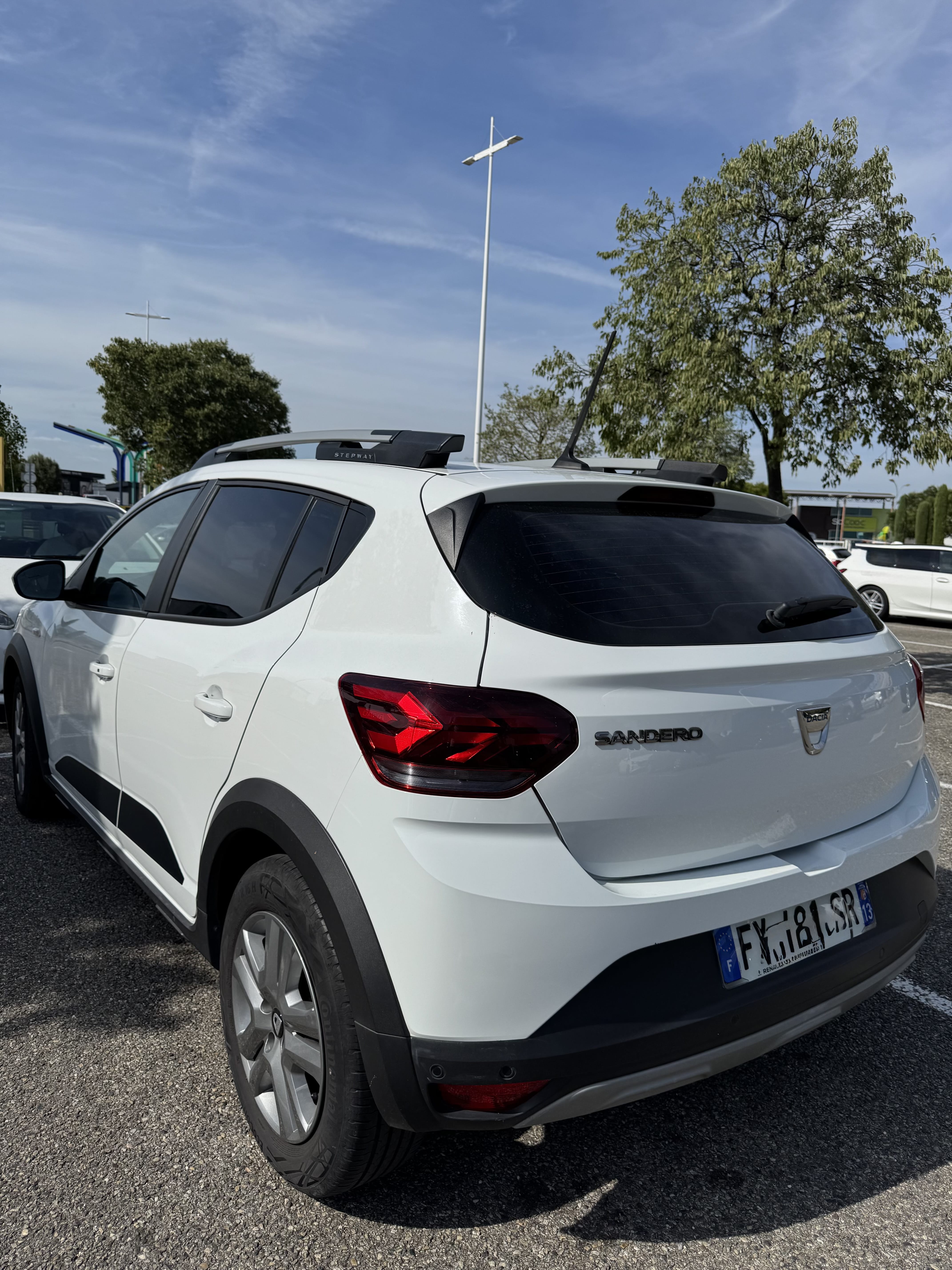 Dacia Sandero Stepway 1.0 ECO-G 100CV mit Navigationsgerät