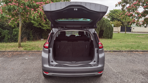 Renault Grand Scenic 7 Places - Gris avec Chaines
