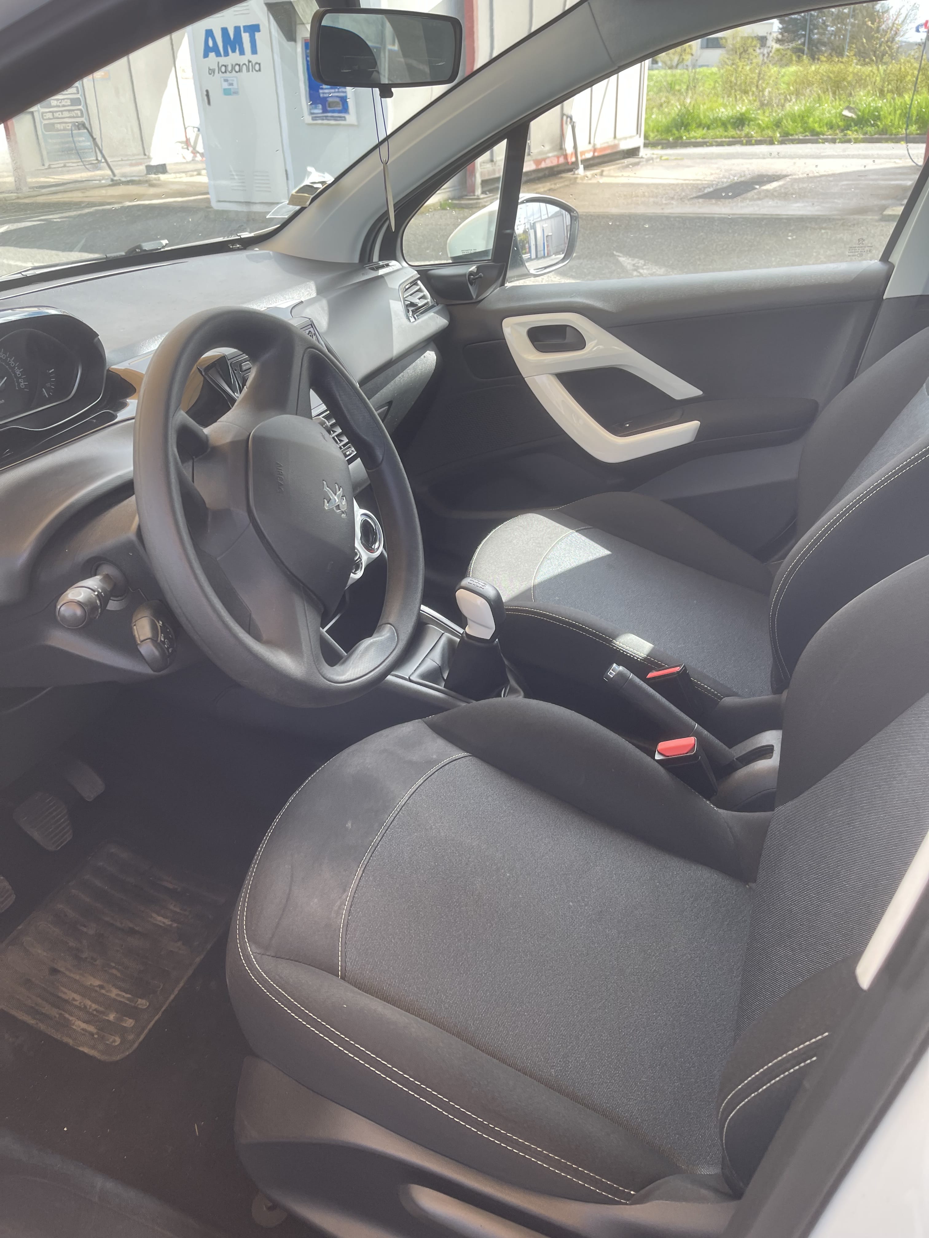 Peugeot 208 avec Autoradio