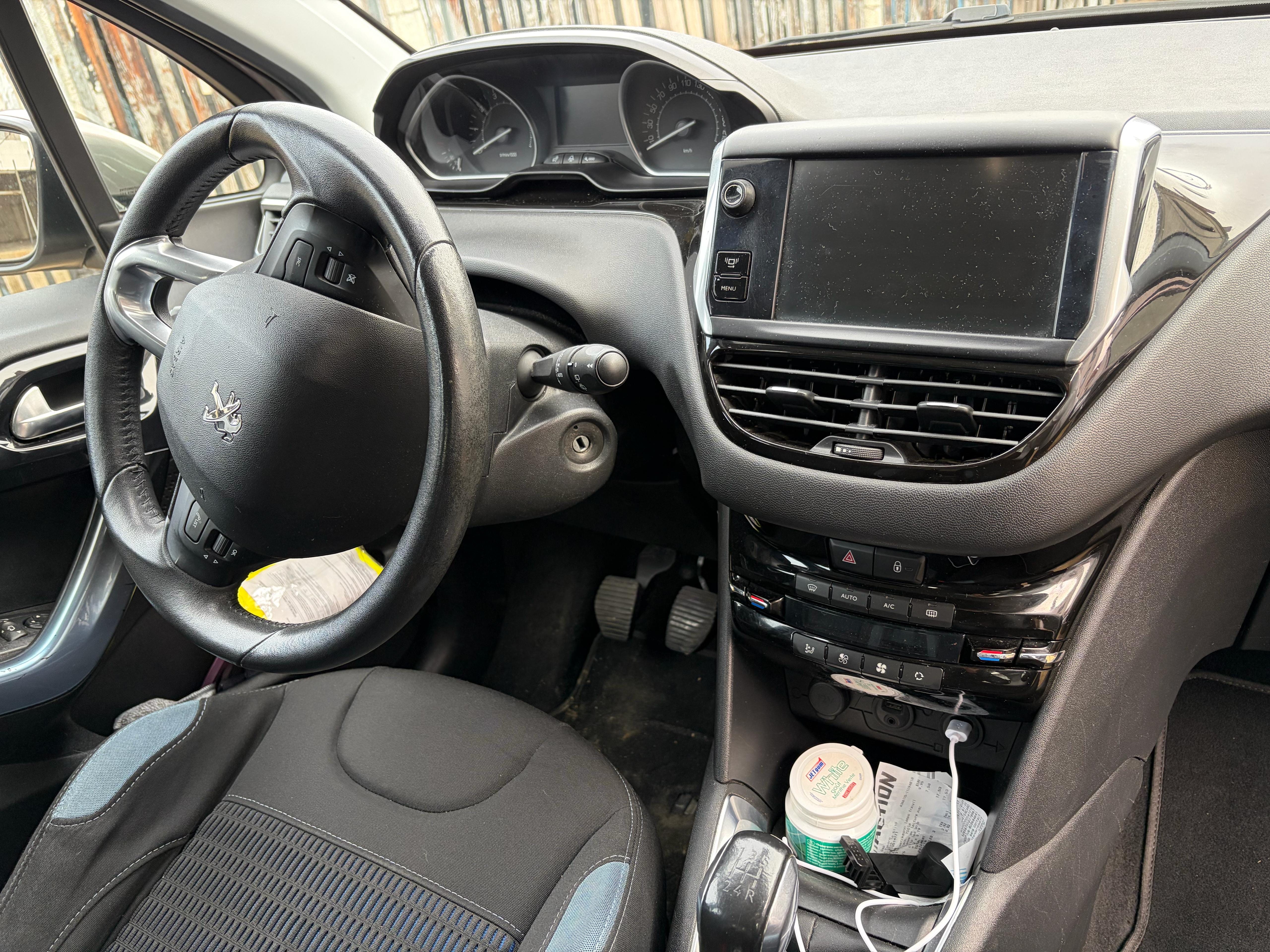 Peugeot 208 avec Siège bébé
