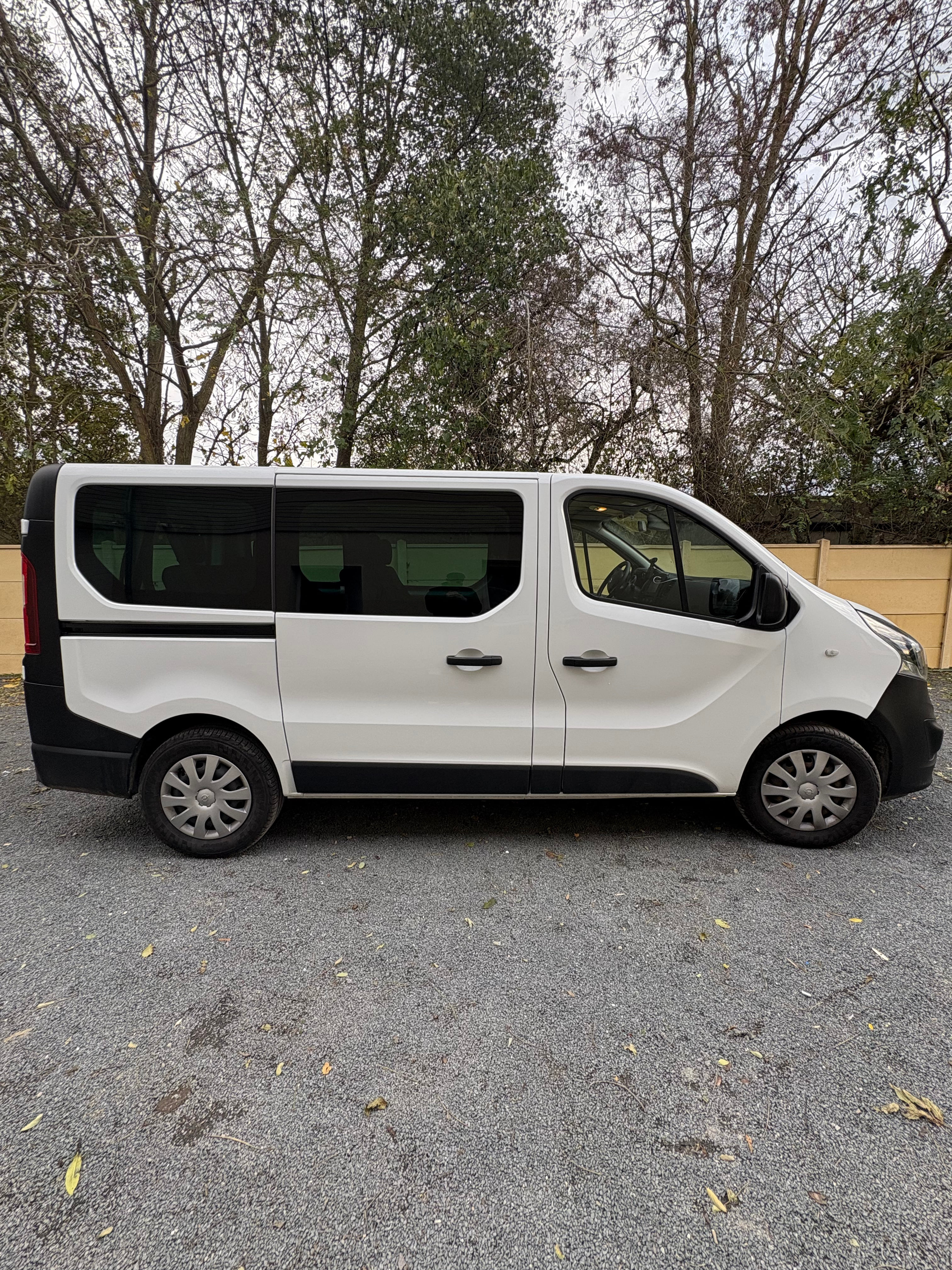 Opel Vivaro Combi avec GPS