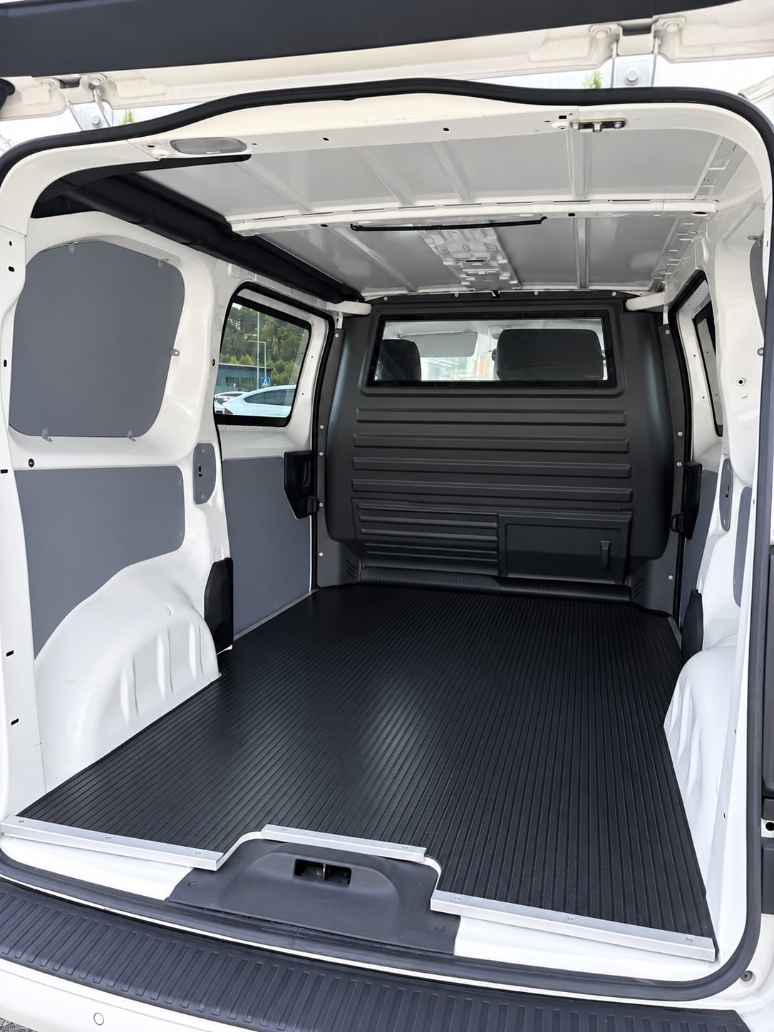 Peugeot Expert - Meget romslig varebil med 3 seter og takstativ – Perfekt til flytting eller IKEA-turer med GPS