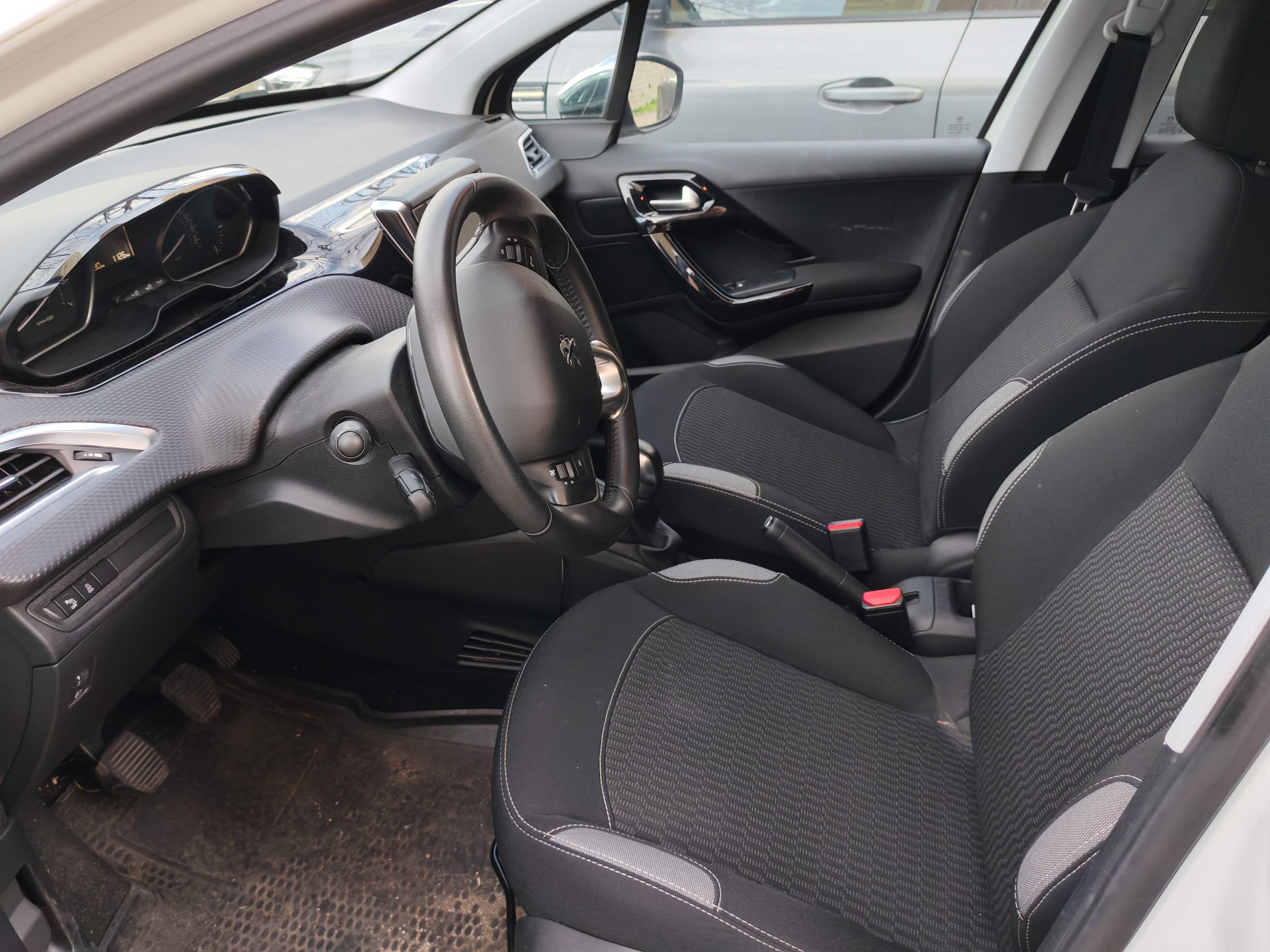 Peugeot 208 Essence 82cv avec Port USB