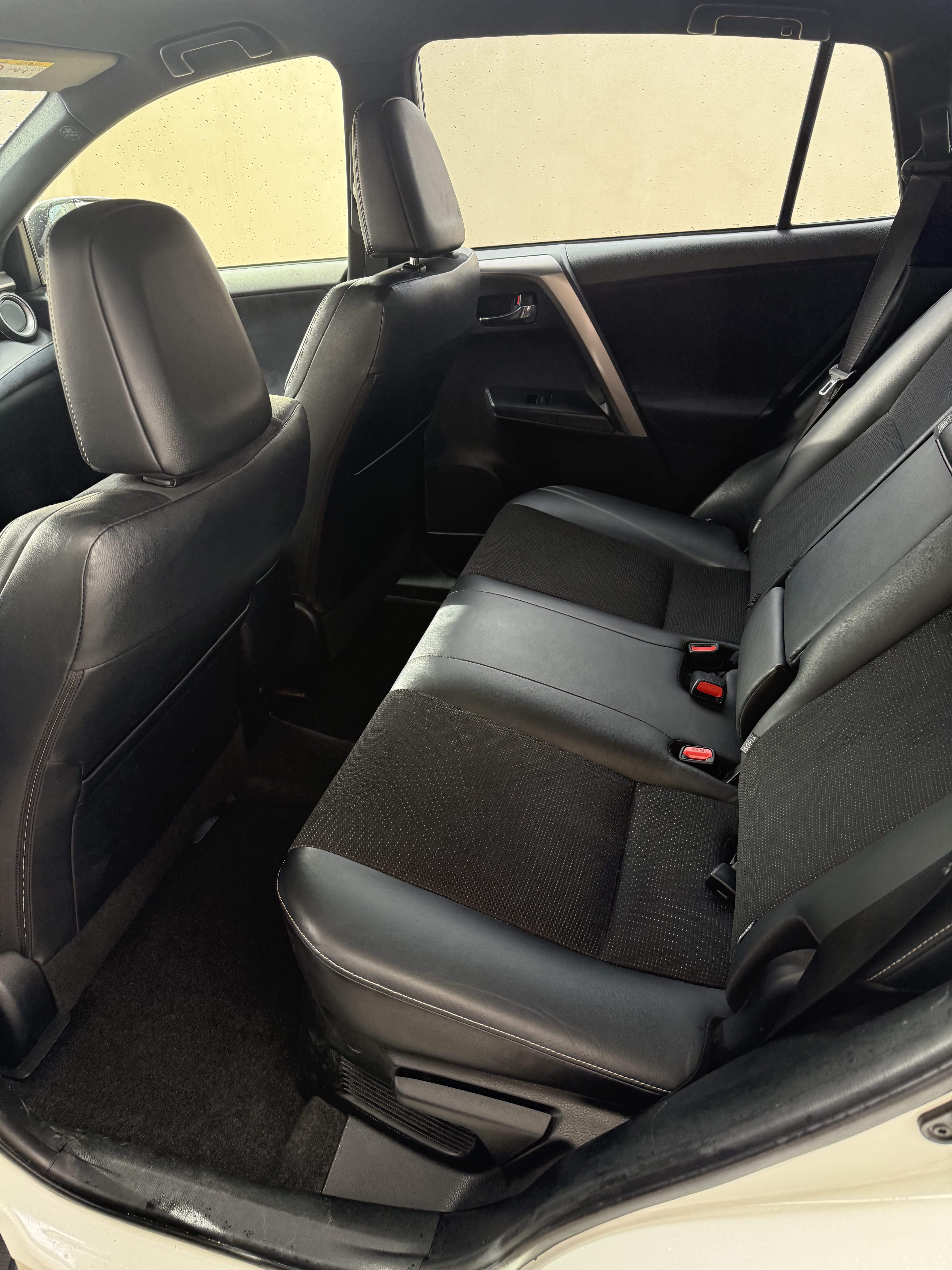 Toyota RAV 4 Hybride avec Entrée audio / iPod