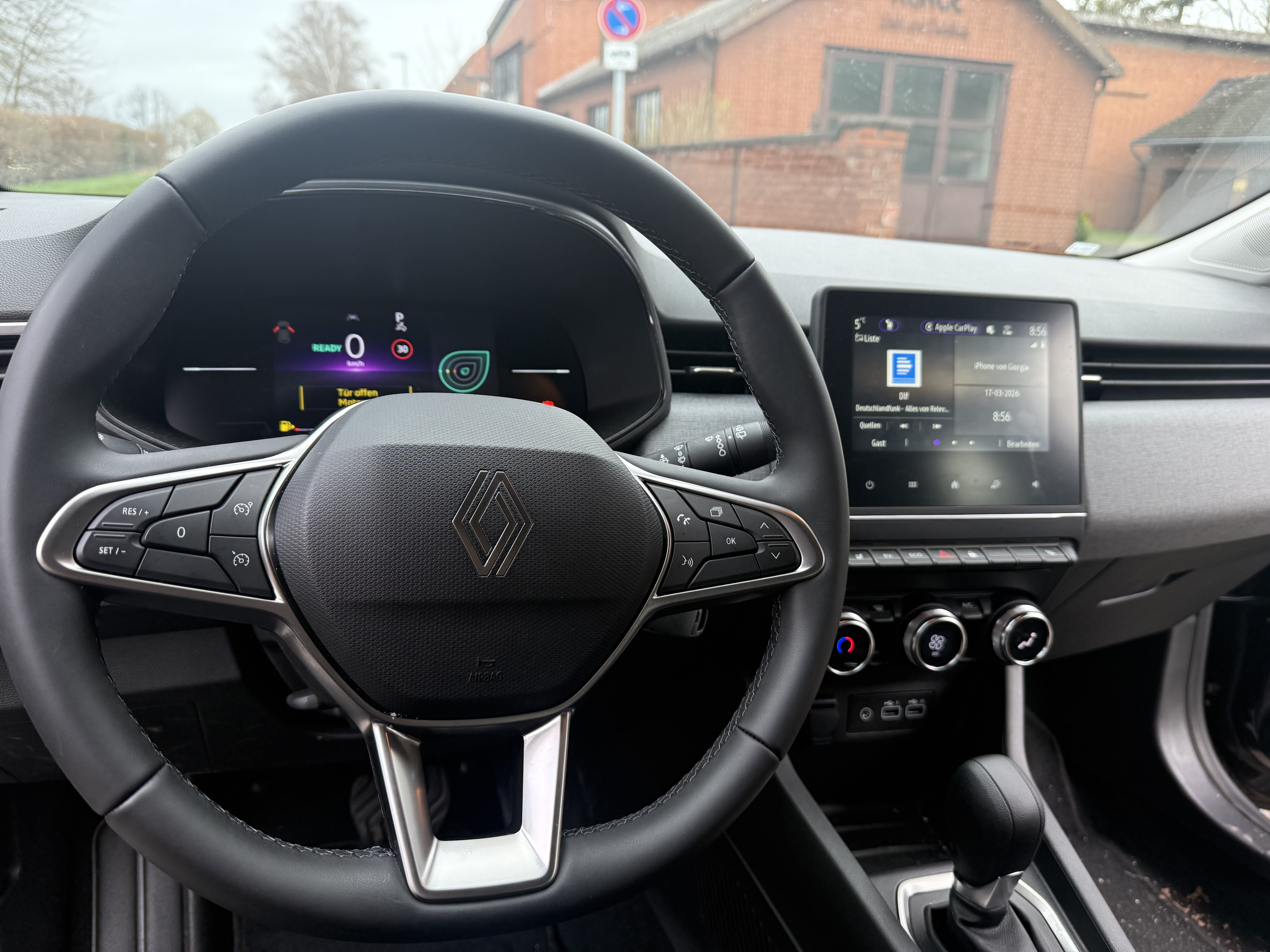 Renault Clio E-tech mit Navigationsgerät