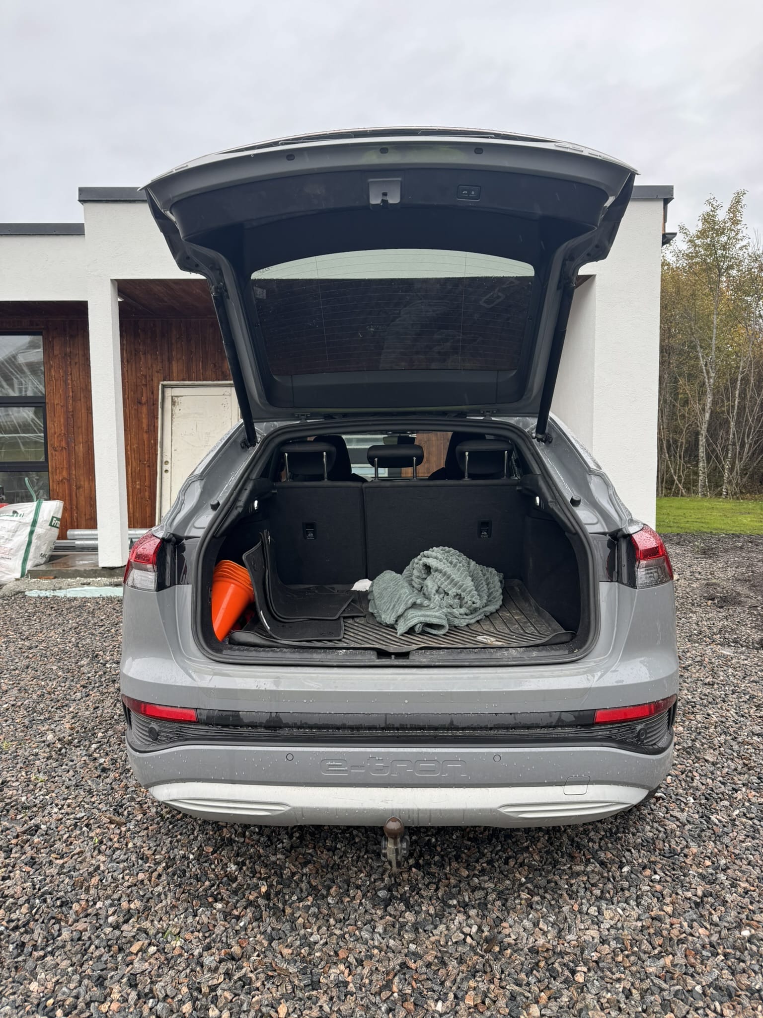 Audi Q4 35 e-tron (RWD) med Bluetooth audio