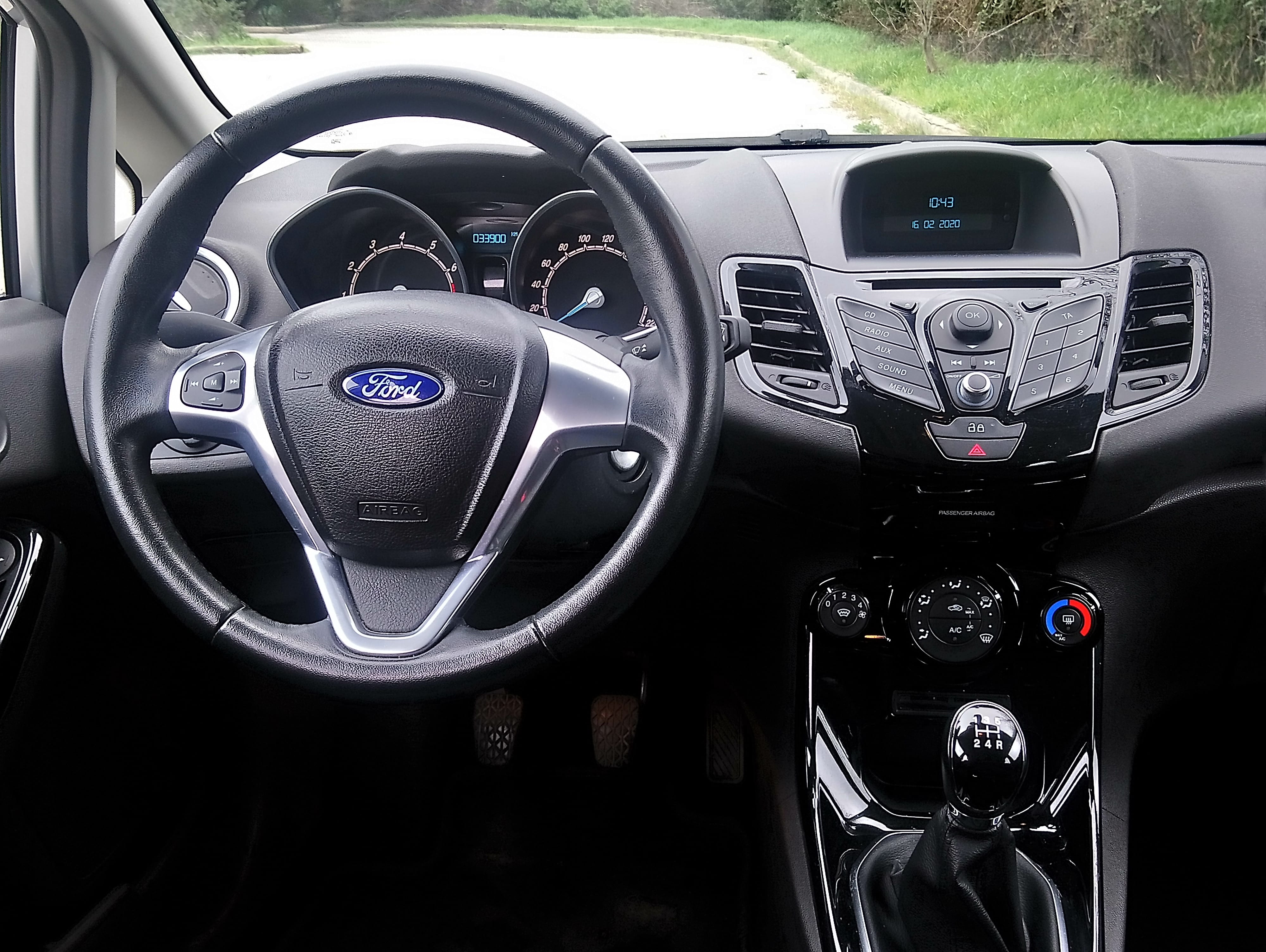 Ford Fiesta VI 5 portes 2014 avec Entrée audio / iPod