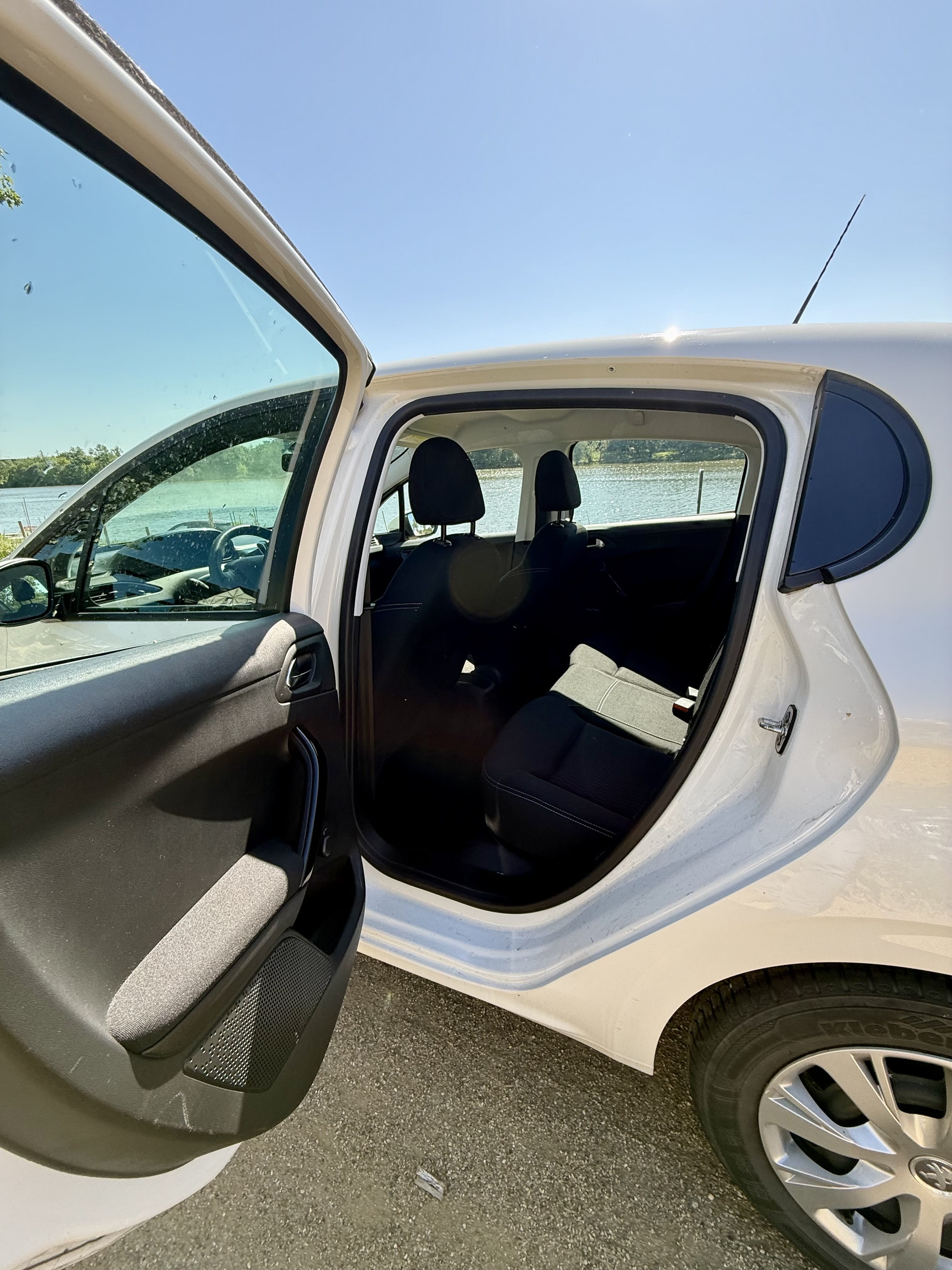 Peugeot 208 avec Entrée audio / iPod