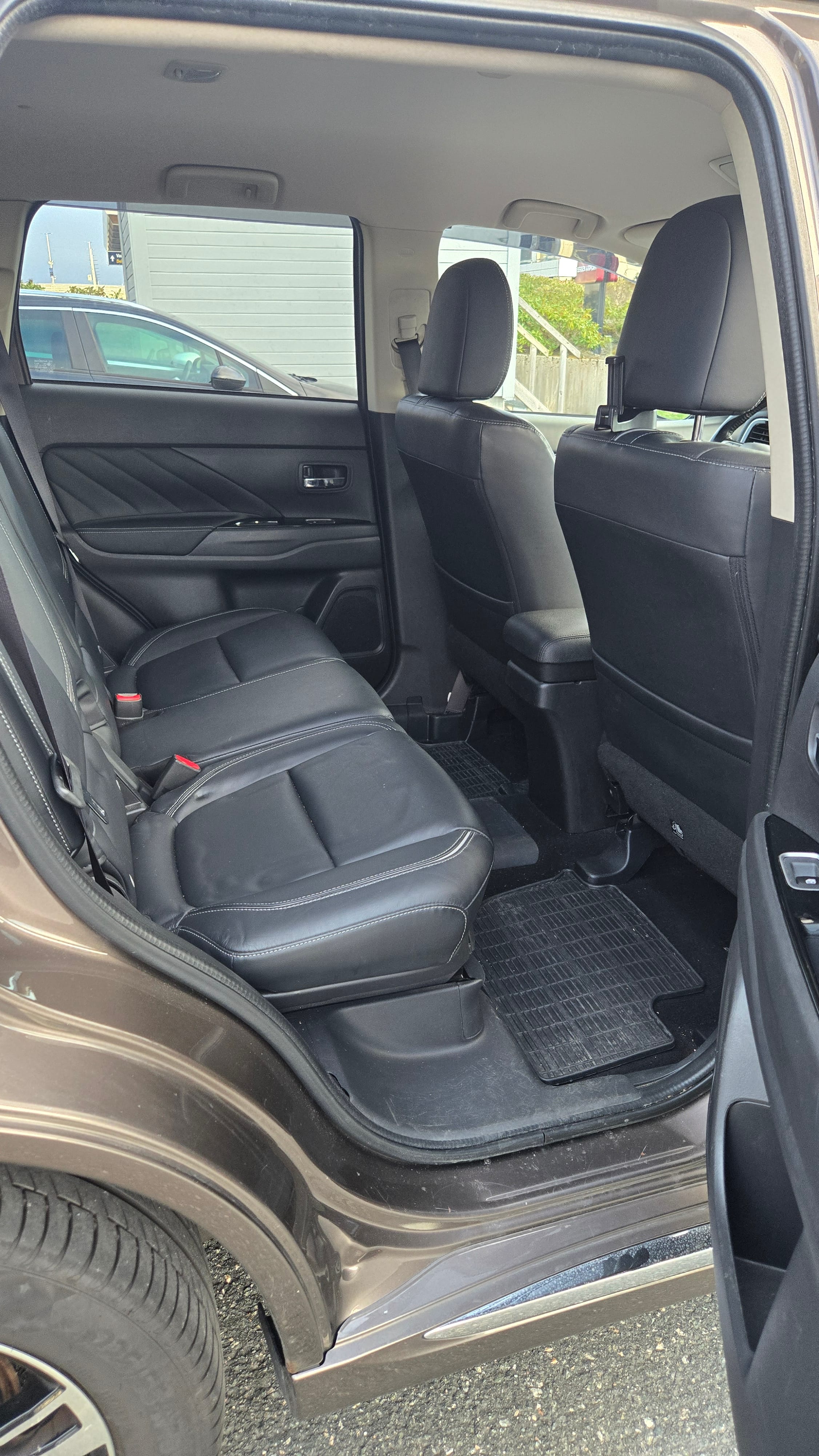 Mitsubishi Outlander PHEV SE med Bluetooth audio