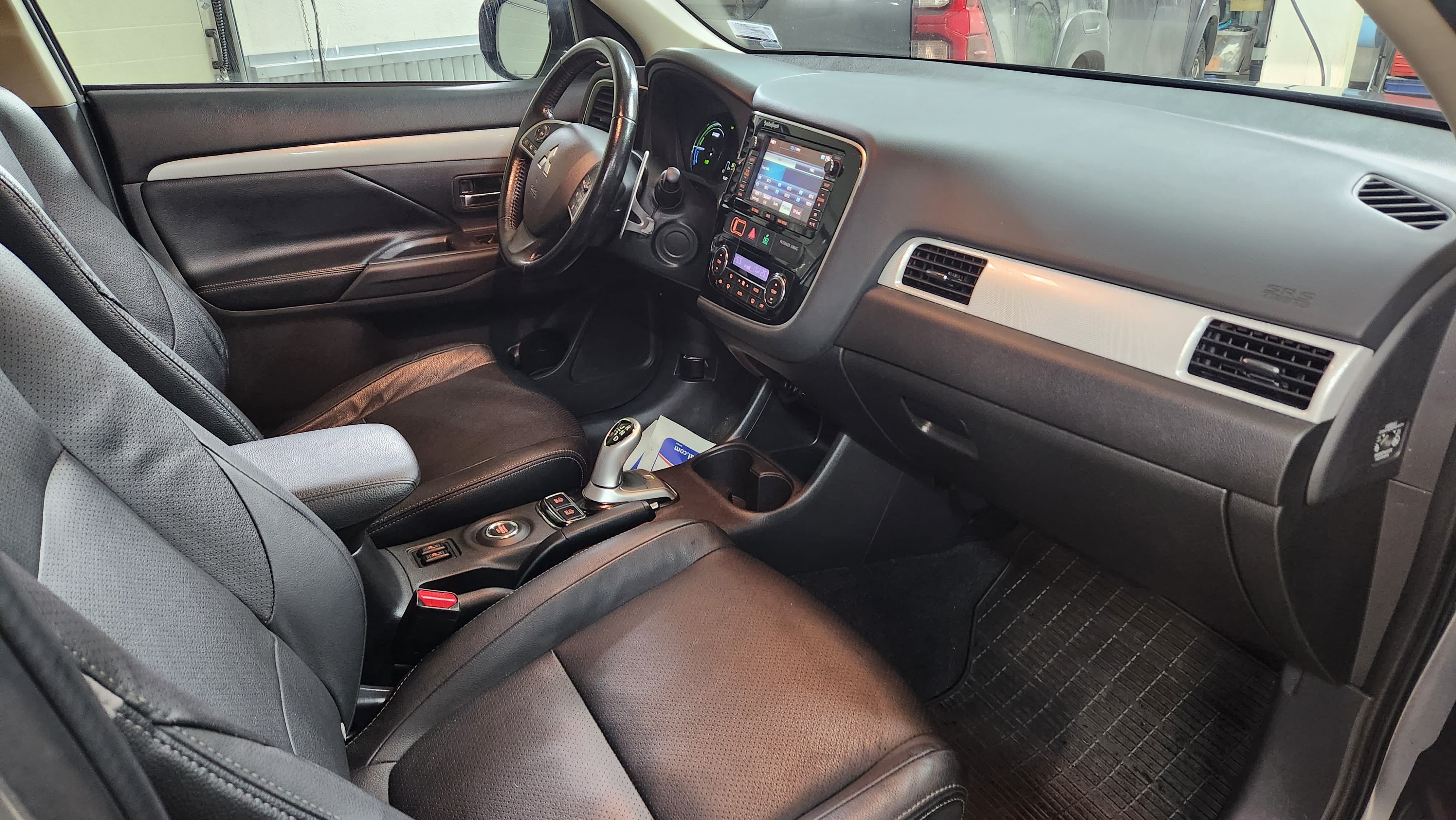 Mitsubishi Outlander Hybrid 2,0 Bensin, Automat, 4WD, hengerfeste,  Skiboks, inkl Beboerkort parkering with Cruise control