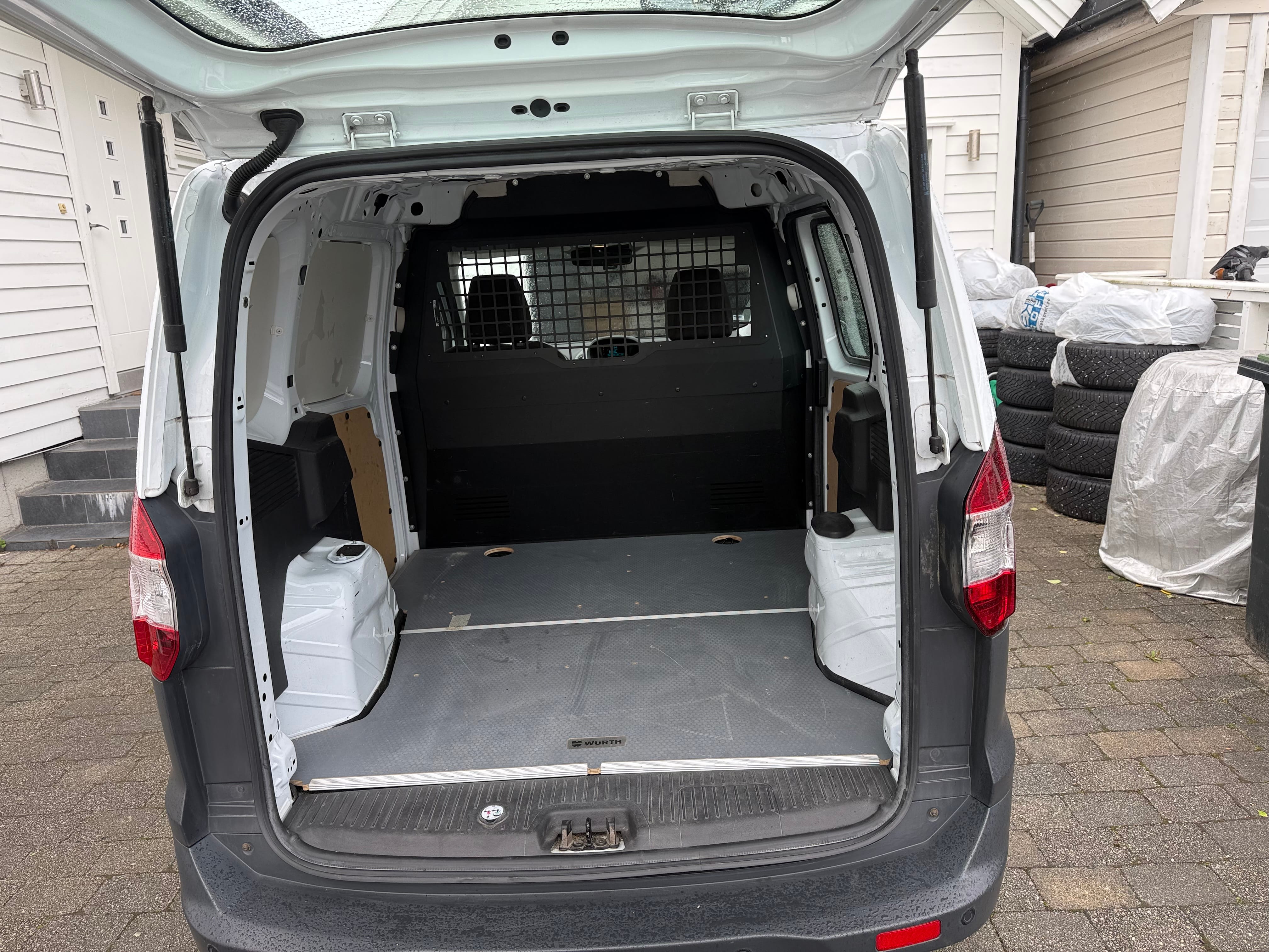 Ford Transit Courier Varebil med Vinterdekk