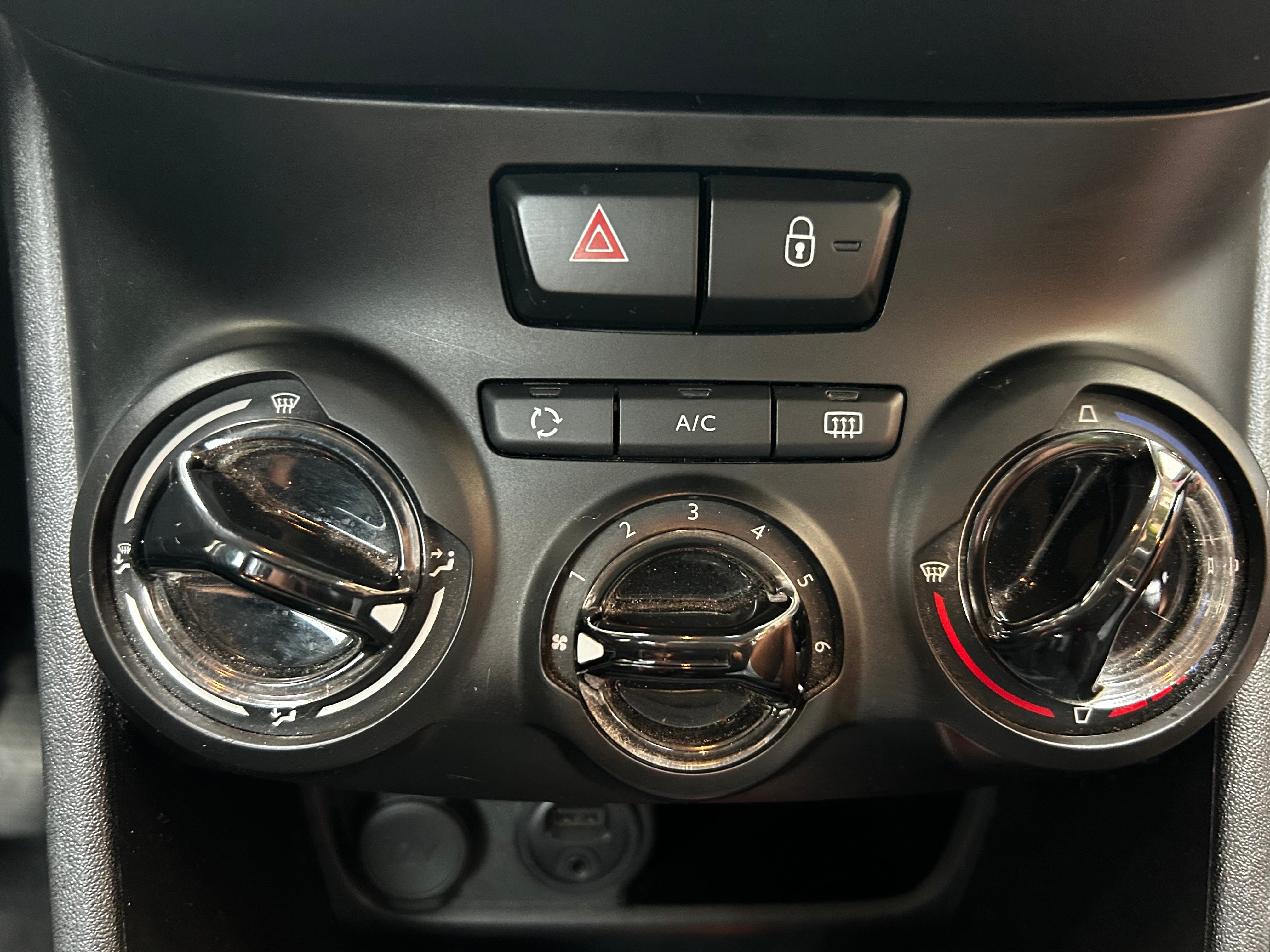 Peugeot 208 avec Entrée audio / iPod