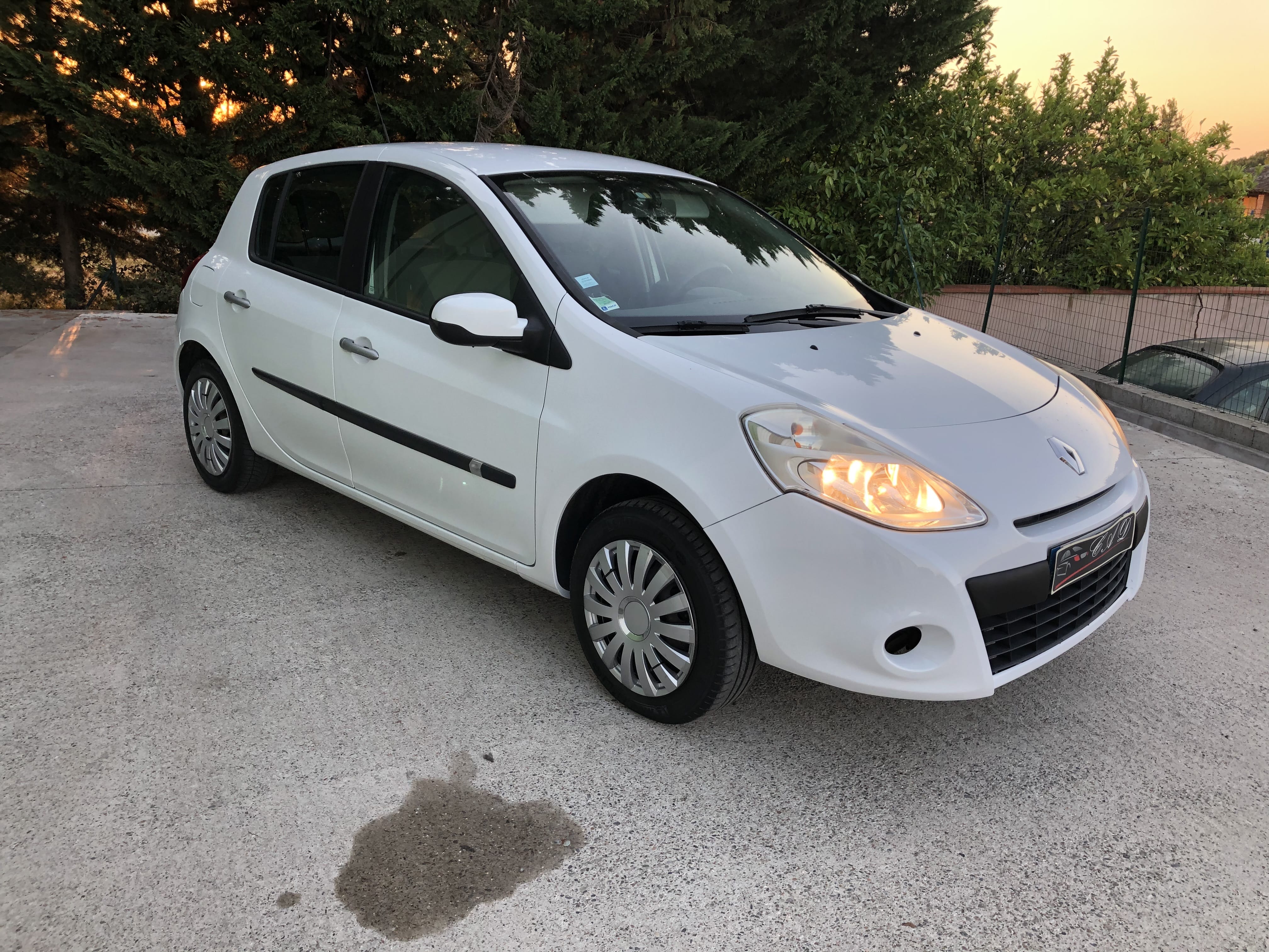 Renault Clio (AS693AV) avec Climatisation