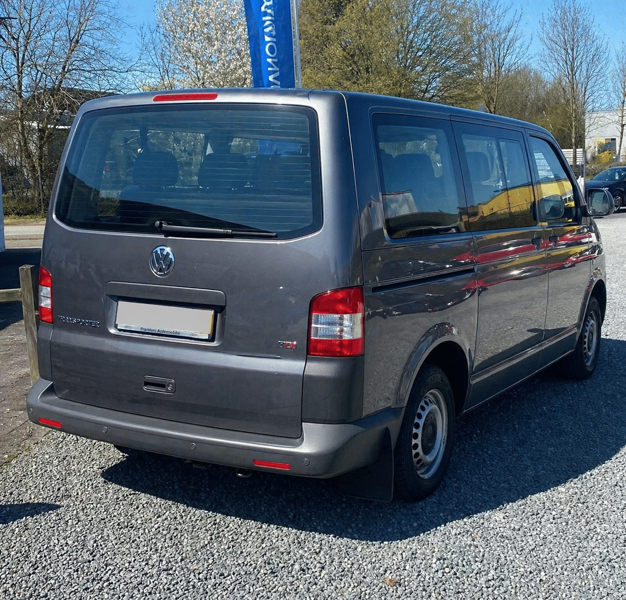 Volkswagen Caravelle mit Autoradio