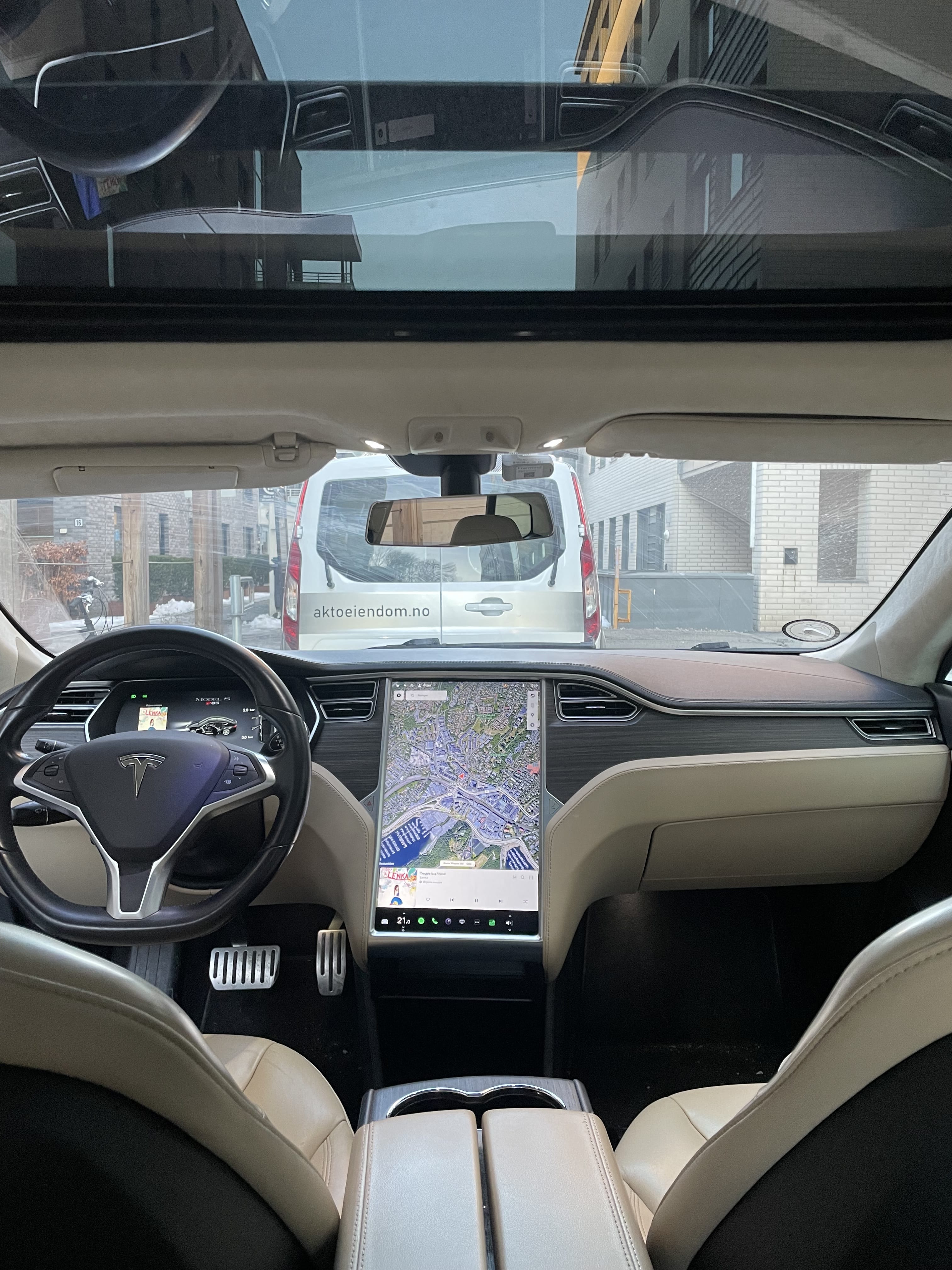 Tesla Model S P85 with Cruise control