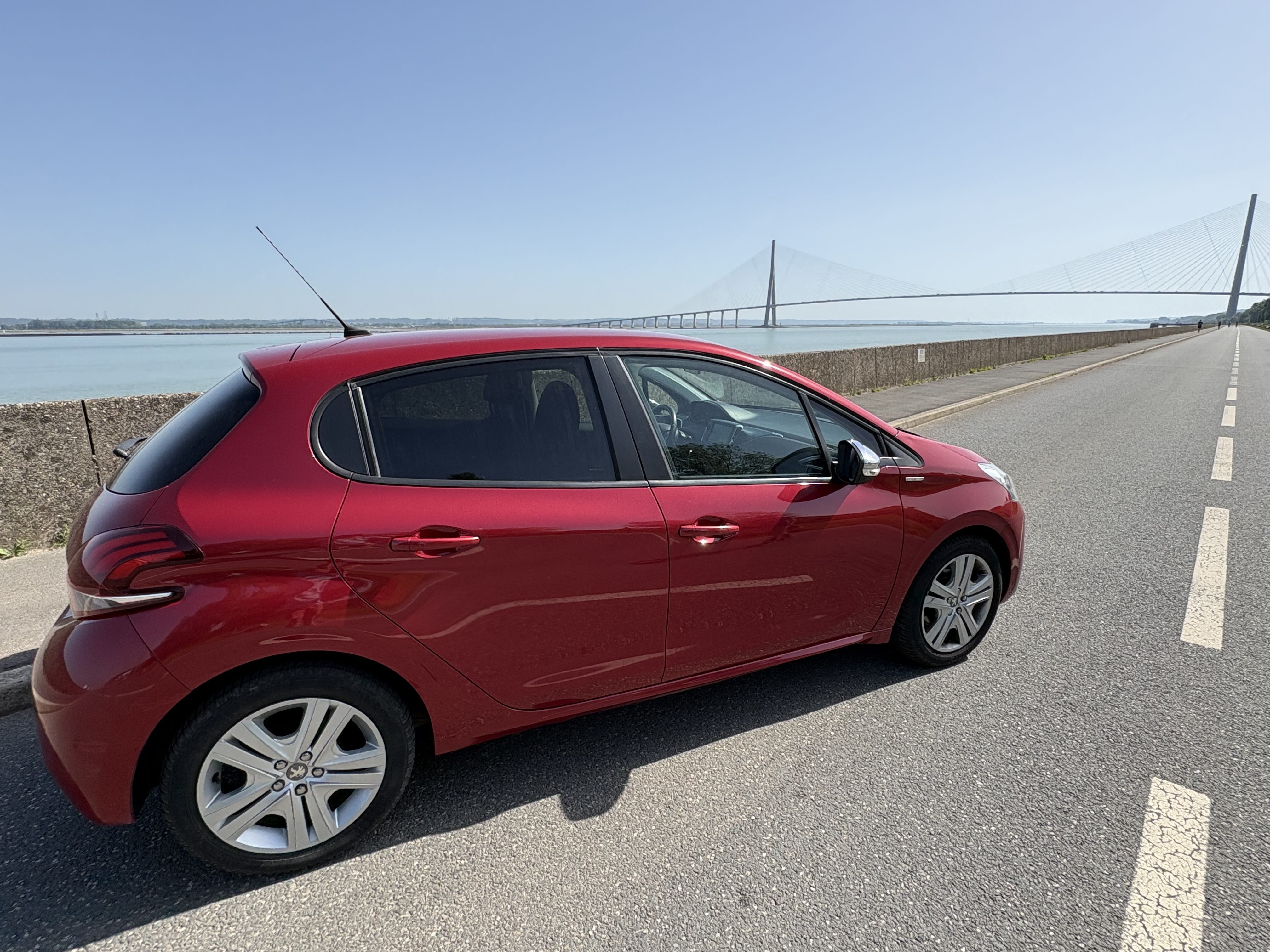 Peugeot 208 mit Navigationsgerät