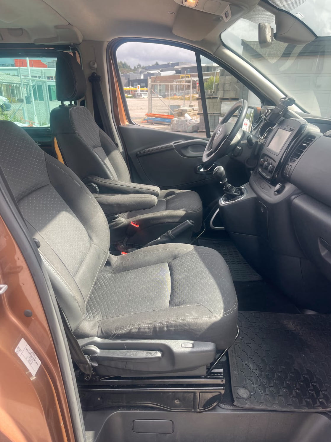 Opel Vivaro Minibuss med GPS