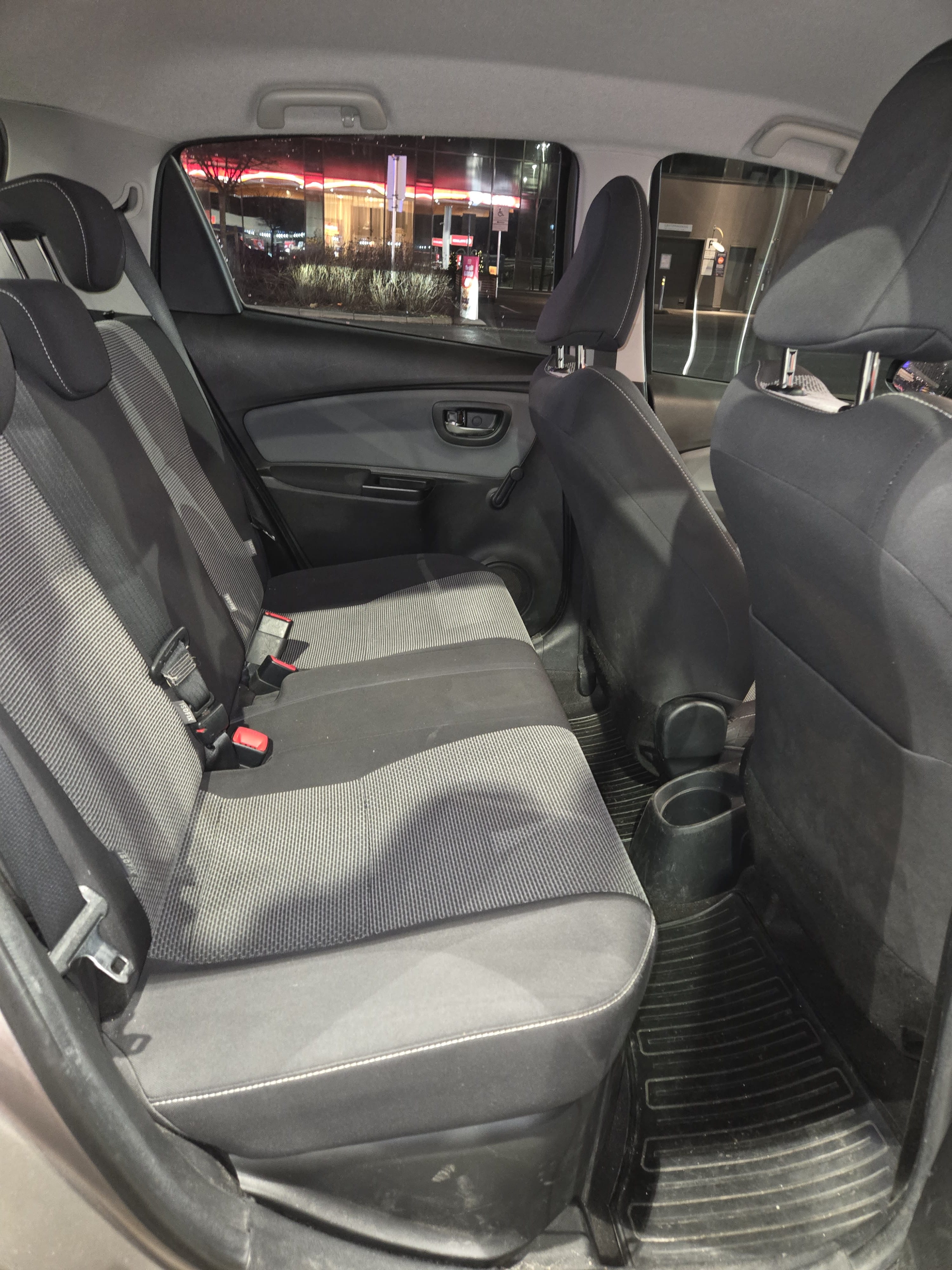 Toyota Yaris Hybrid 1,5 Bensin, Automat, inkl. BEBOERKORT SONE parkering med Lydinngang