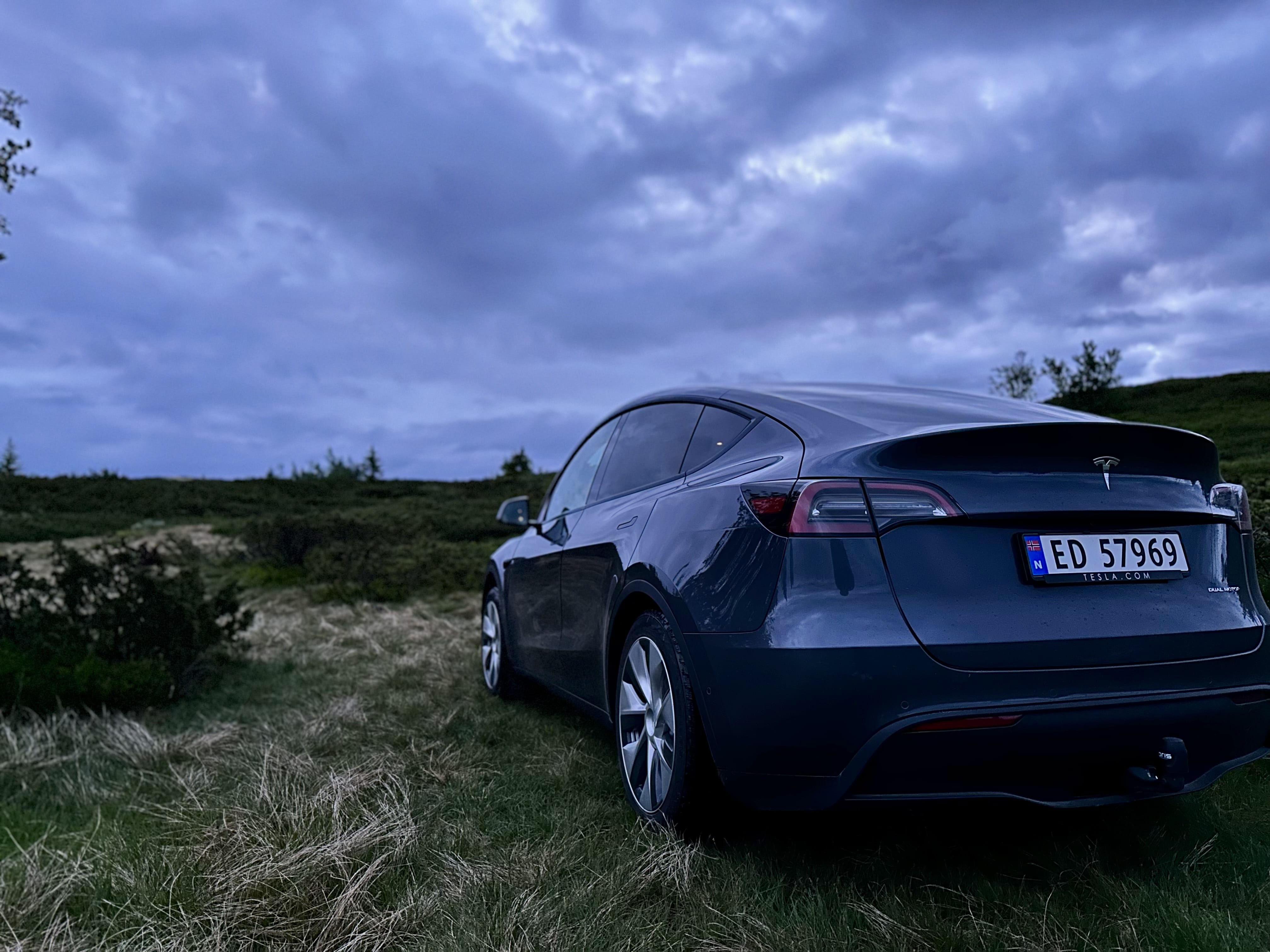 Tesla Model Y Long Range med sovemuligheter og dobbelmadrass, camping-mode, utvidet rekkevidde. med GPS