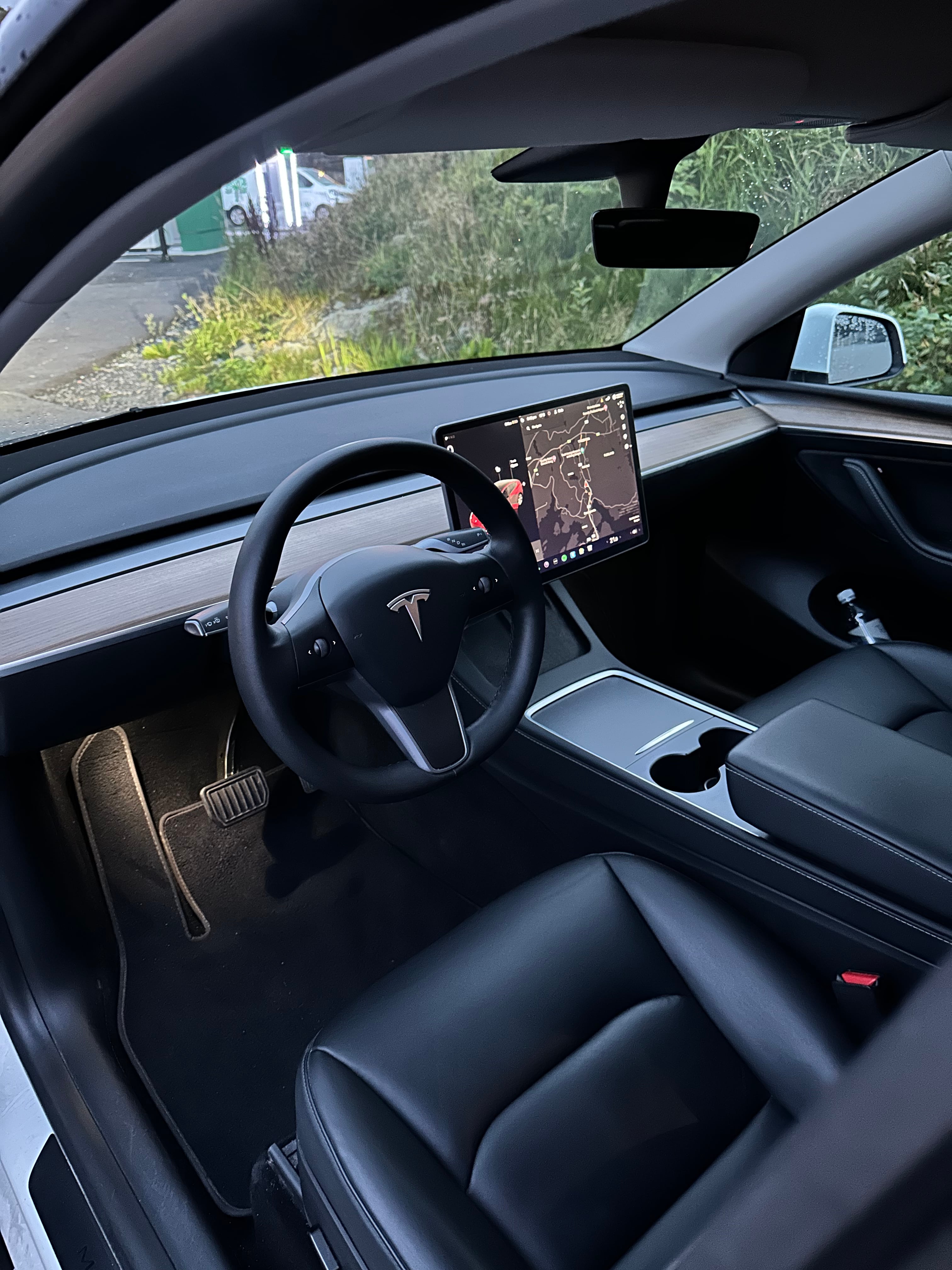 Tesla Model Y med Cruisekontroll