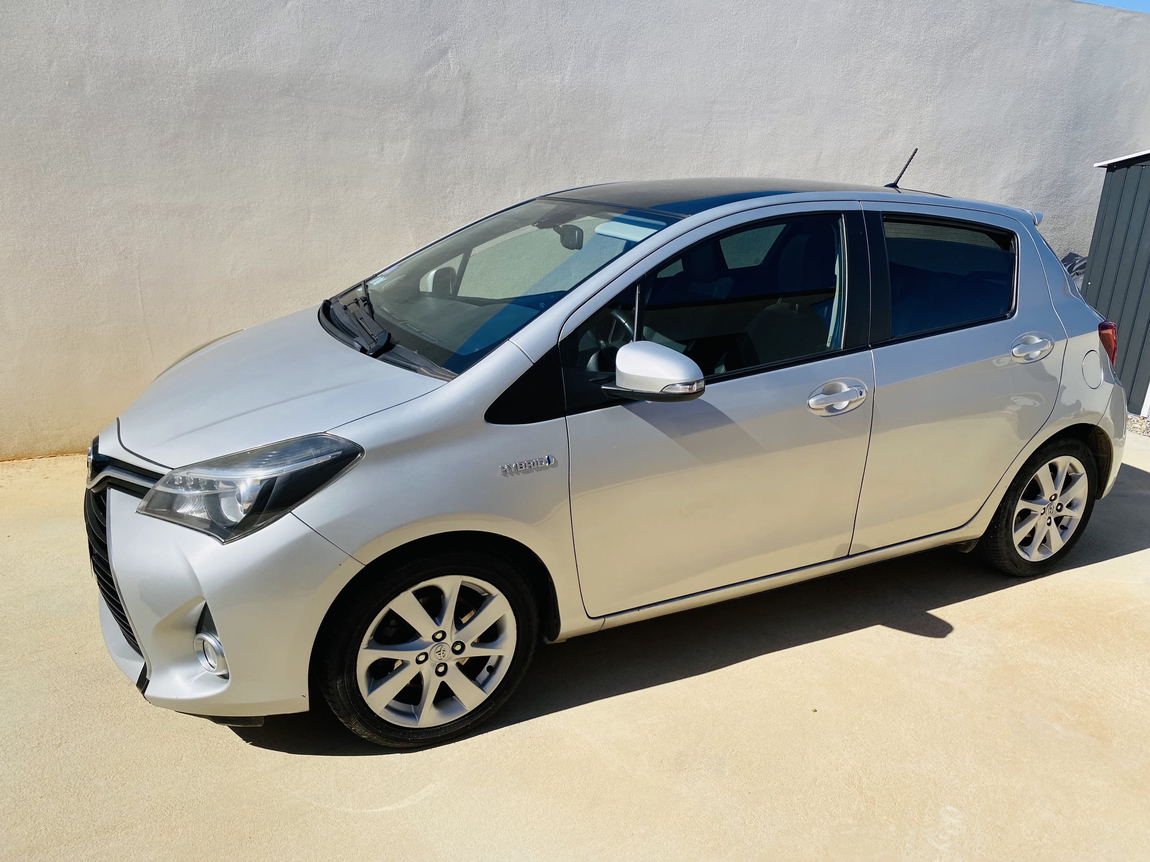 Toyota Yaris Hybride, 2015, Essence 98 / Électrique (hybride), automatique