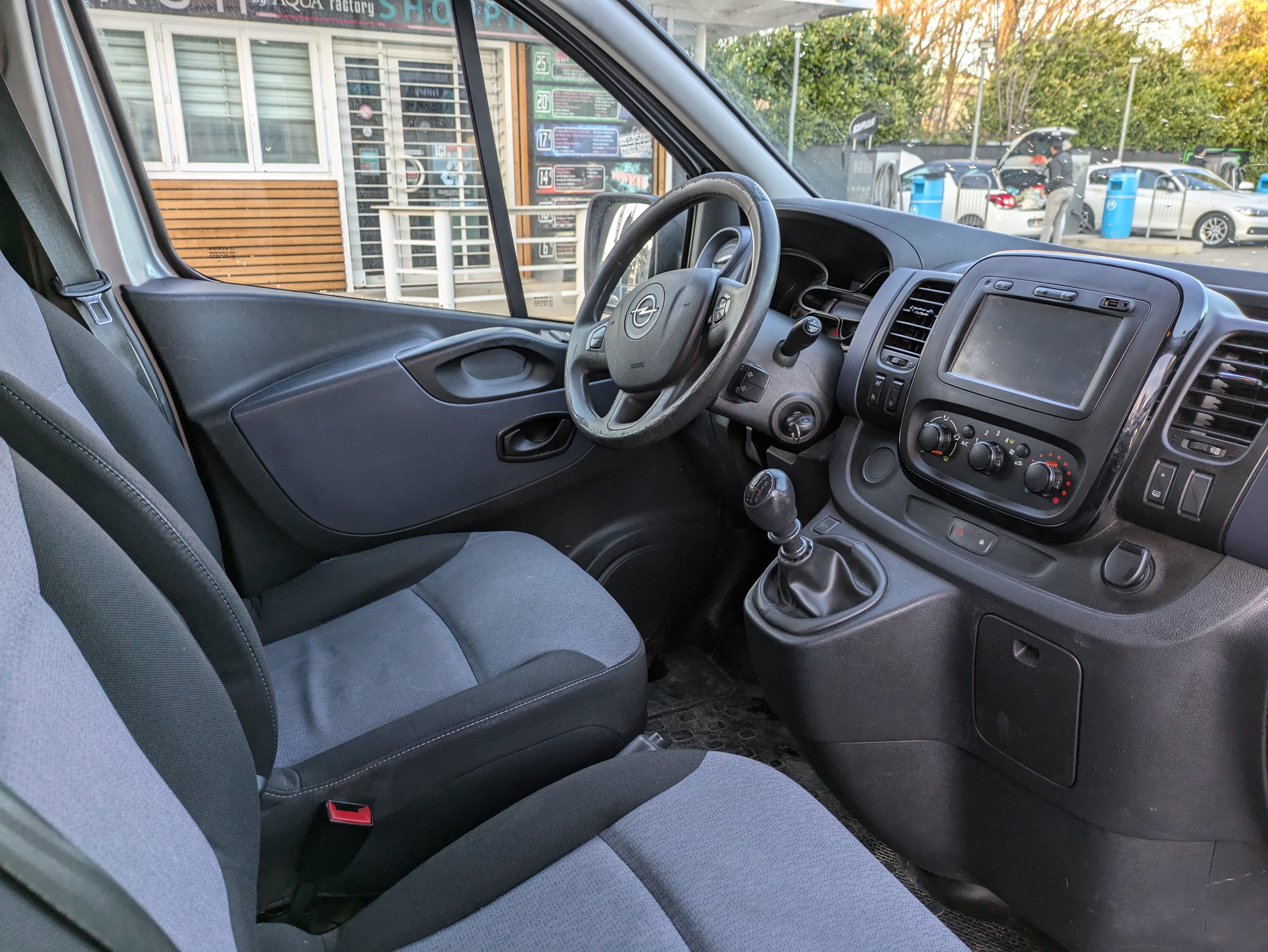 Opel Vivaro Combi avec Entrée audio / iPod