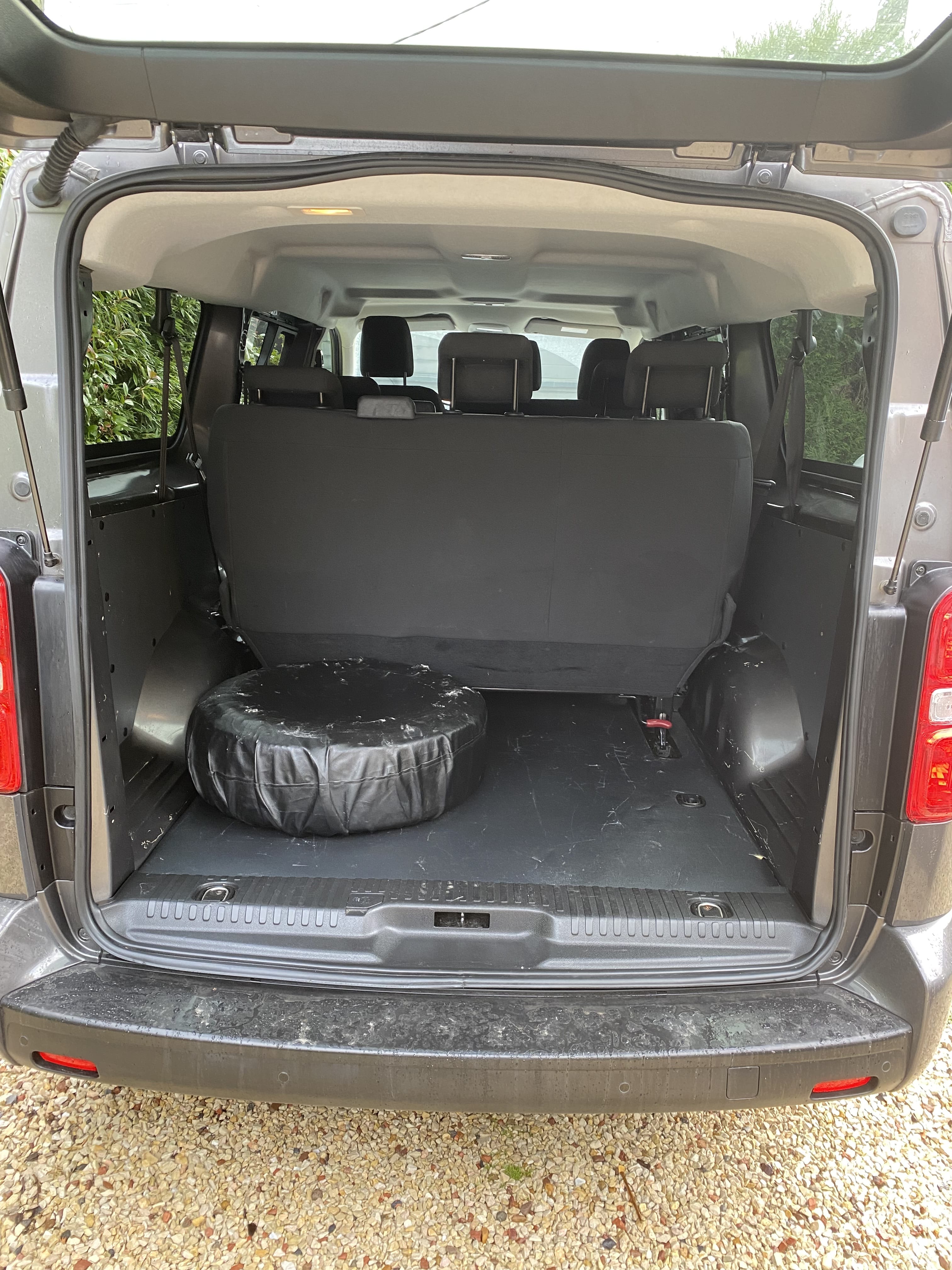 Opel Vivaro Combi avec Apple CarPlay