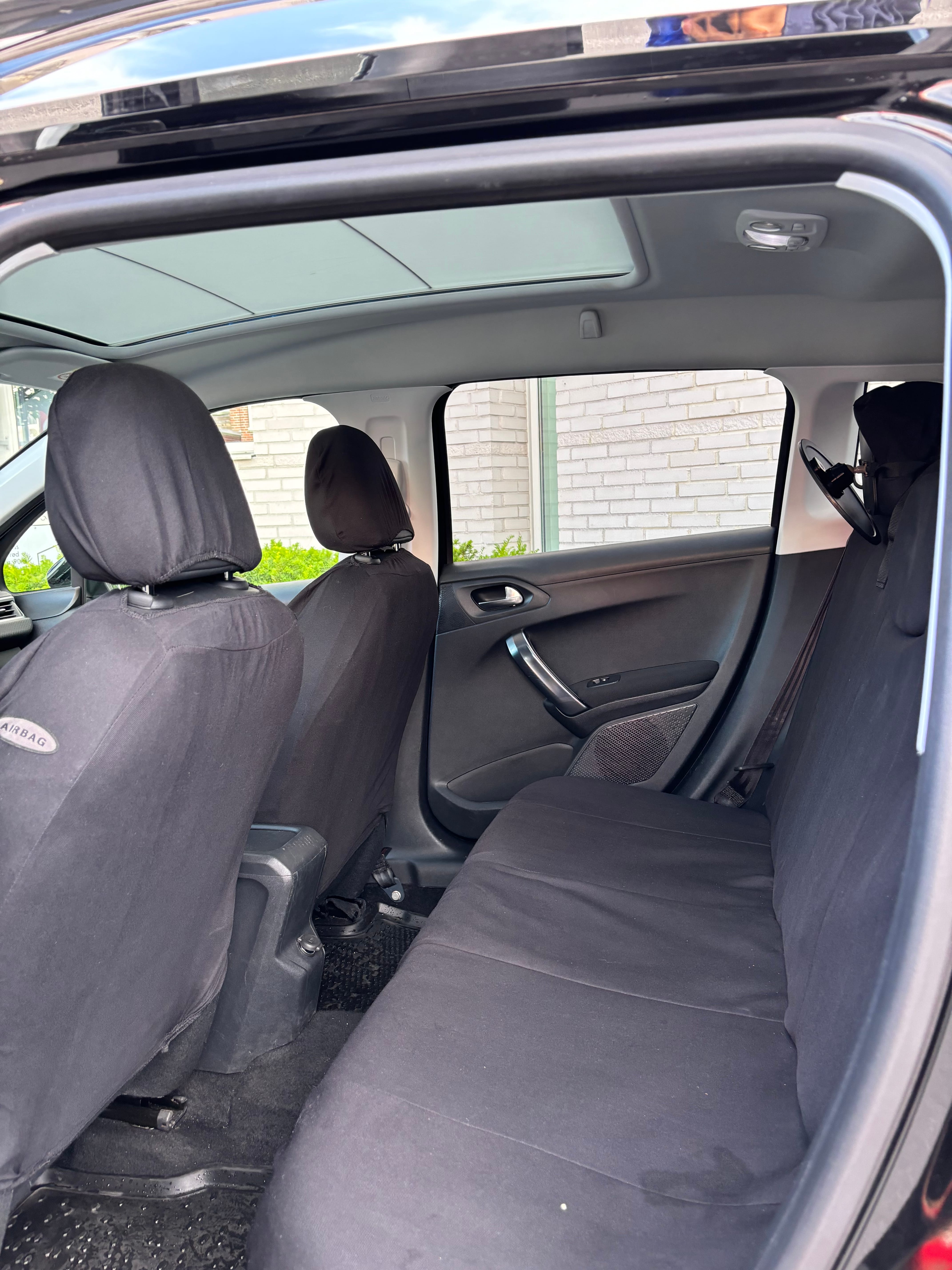 Peugeot 2008 mit Kindersitz