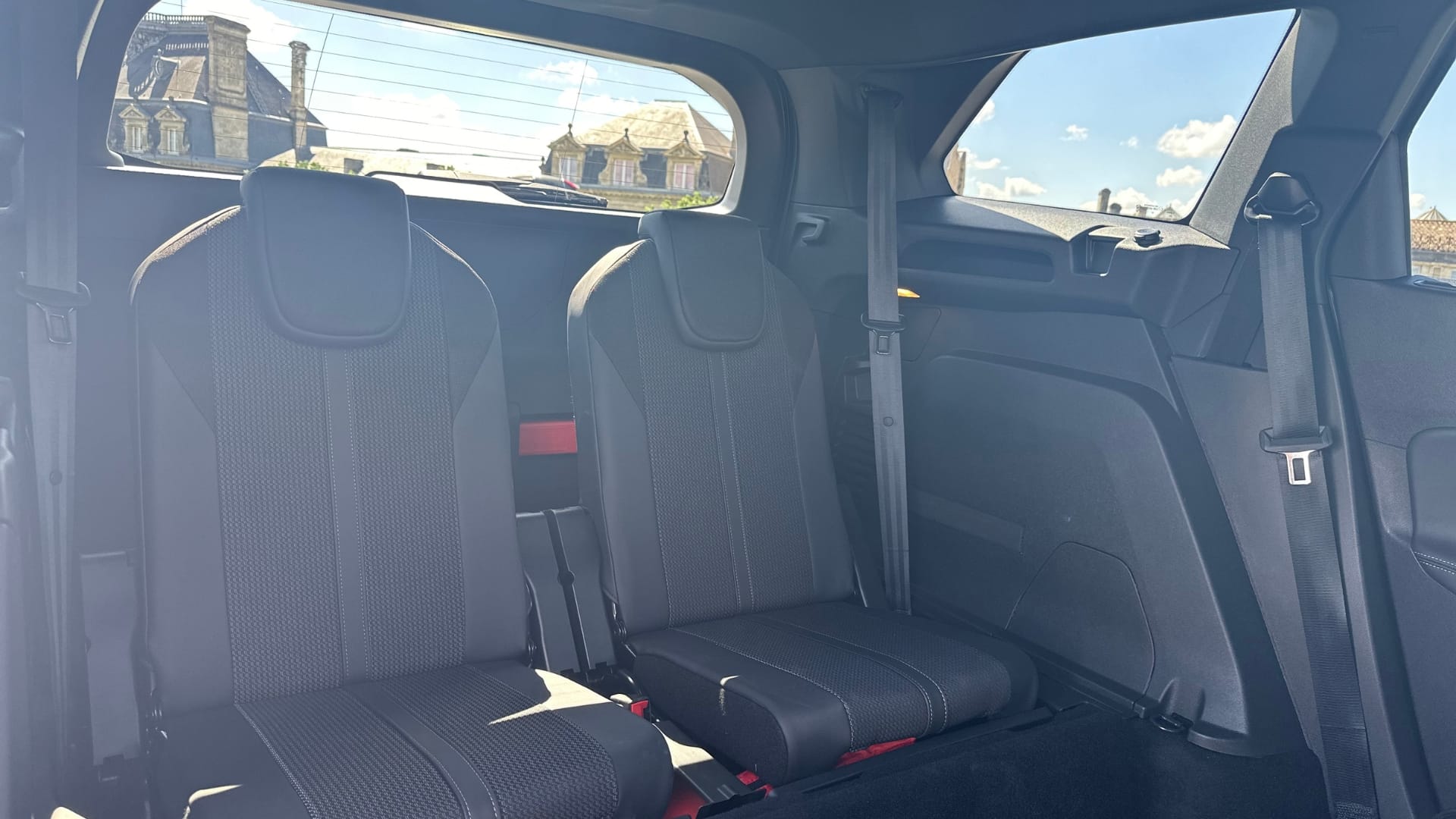 Peugeot 5008 GT 7pl | AUTO | Sièges Chauff. | GARE ST-JEAN (750m) avec Entrée audio / iPod