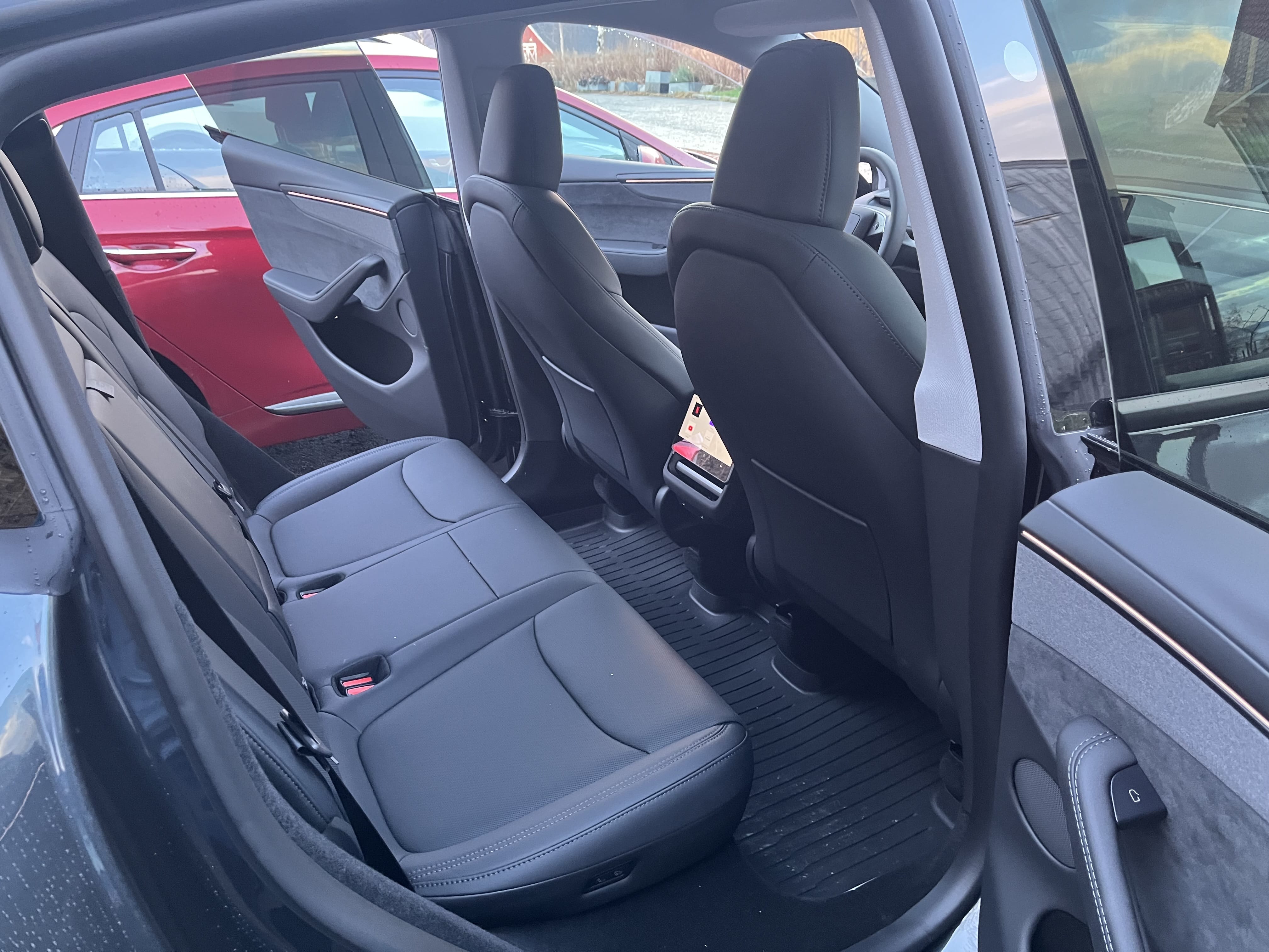 Tesla Model Y Long Range Ny des. 2025, ved togstasjon Rotvoll. 22 min flytog fra Værnes, 7 min fra Trondheim S med Bluetooth audio