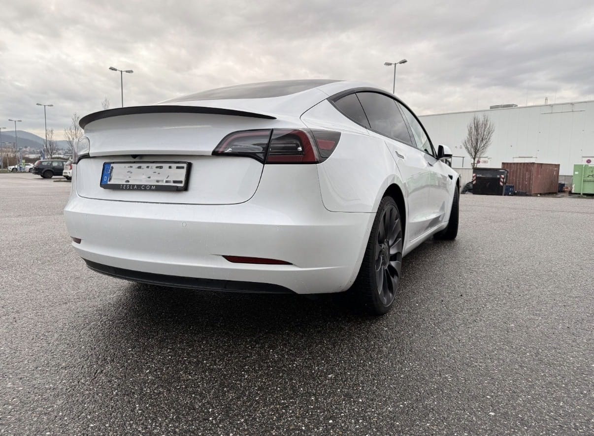 Tesla Model 3 Performance mit Navigationsgerät