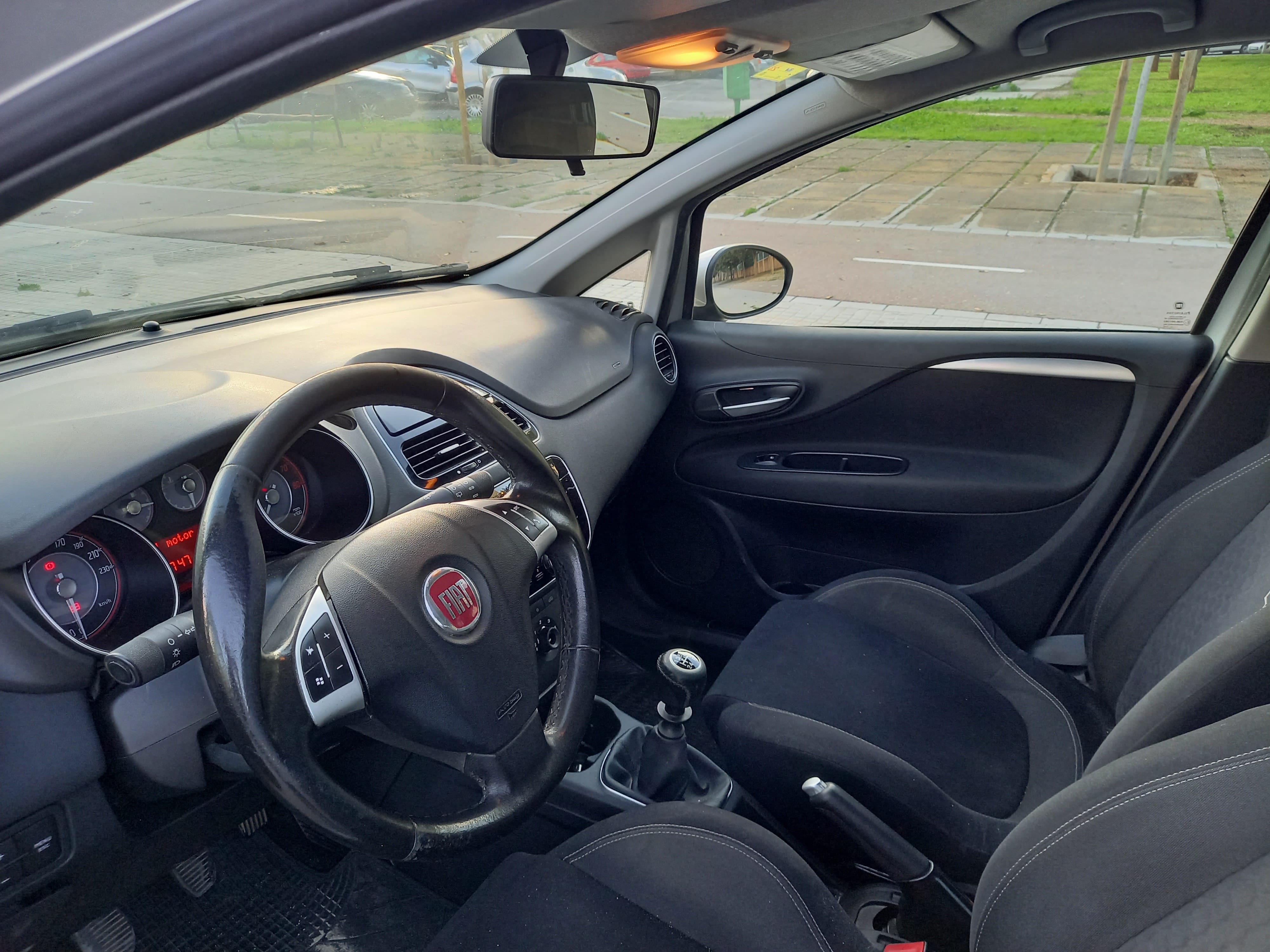 Fiat Punto 1.4 , servicio aeropuerto gratis