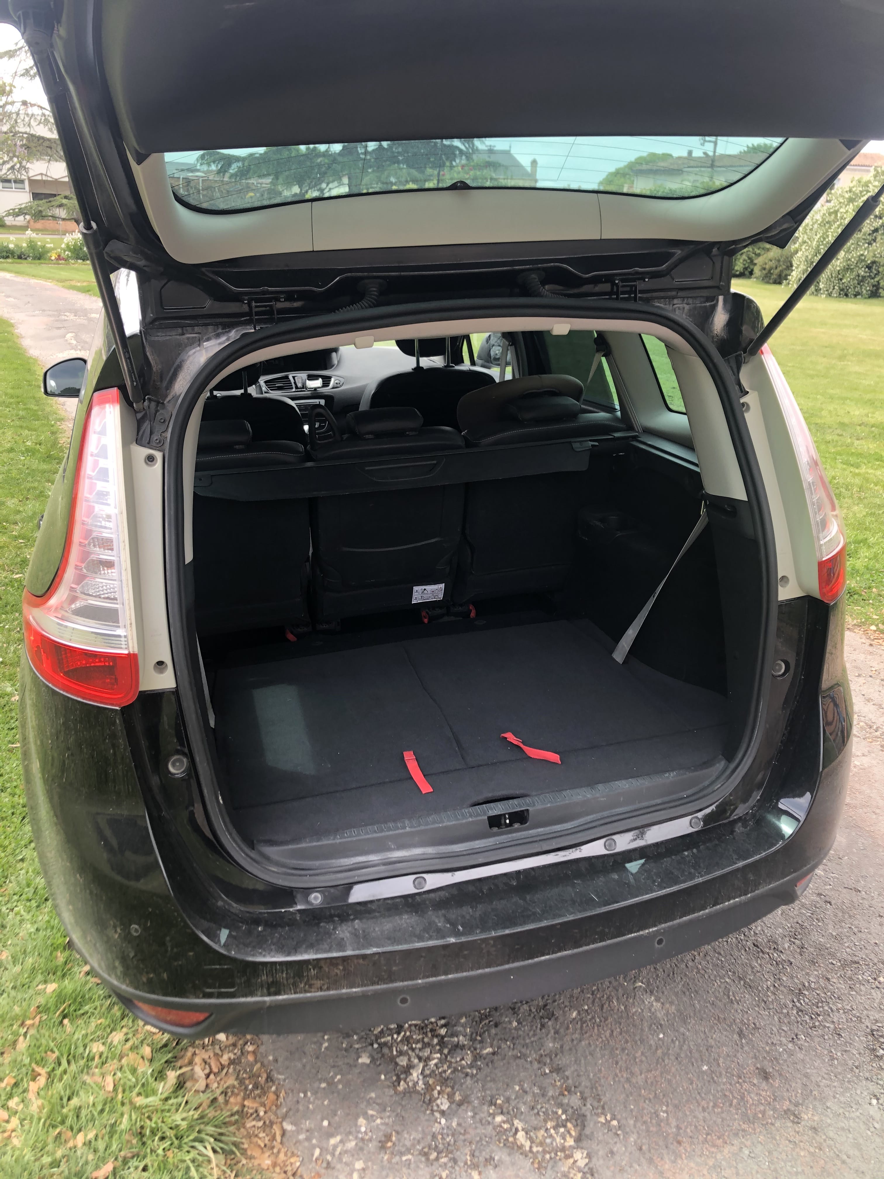 Renault Grand Scenic  Accès exclusif dans la Gare de Bordeaux - Louez le Grand Scénic 7 Places – Spacieux avec Entrée audio / iPod