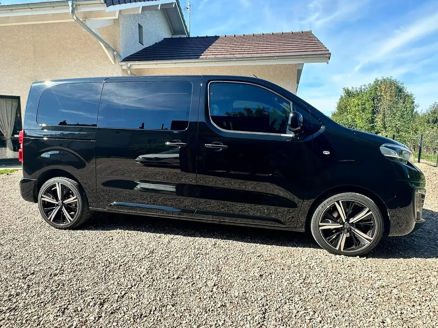 Peugeot Traveller with Backup camera